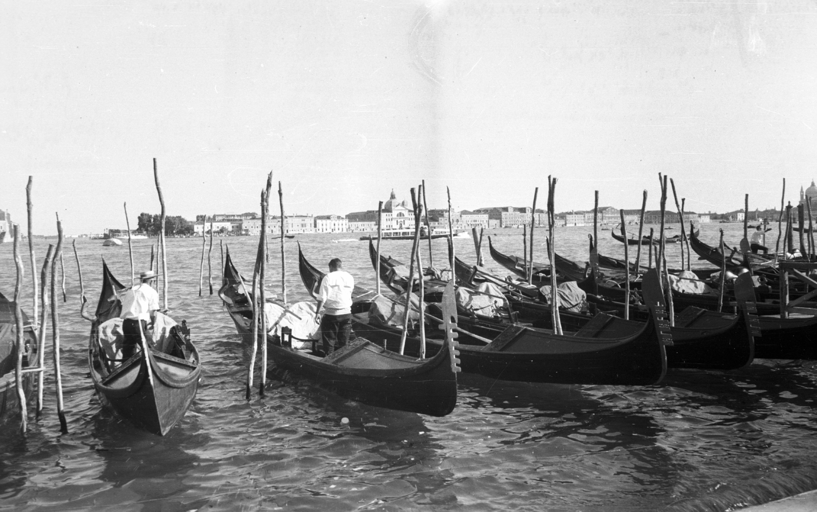 Italy, Venice, gondolások a Szent Márk tér előtt, a háttérben a Giudecca sziget épületei., 1965, MZSL/Ofner Károly, rowing boat, figurehead, Fortepan #42020