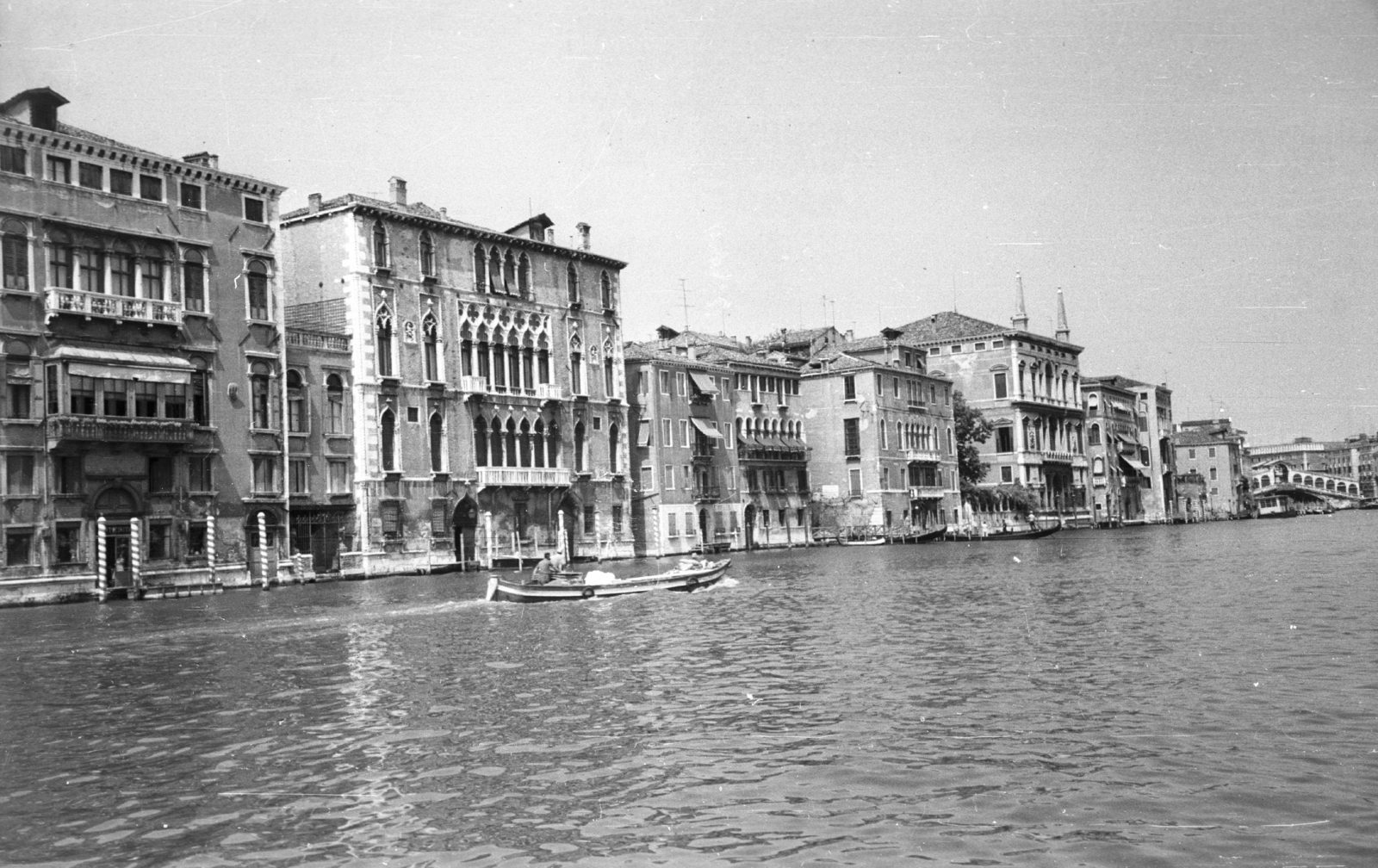 Olaszország, Velence, Canal Grande, balról a Palazzo Bernardo., 1965, MZSL/Ofner Károly, csatorna, kőhíd, ívhíd, Antonio da Ponte-terv, Fortepan #42024