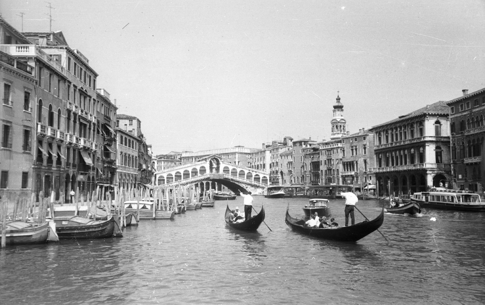 Italy, Venice, Canal Grande, szemben a Rialto híd., 1965, MZSL/Ofner Károly, rowing boat, canal, stone bridge, arch bridge, Antonio da Ponte-design, Fortepan #42025
