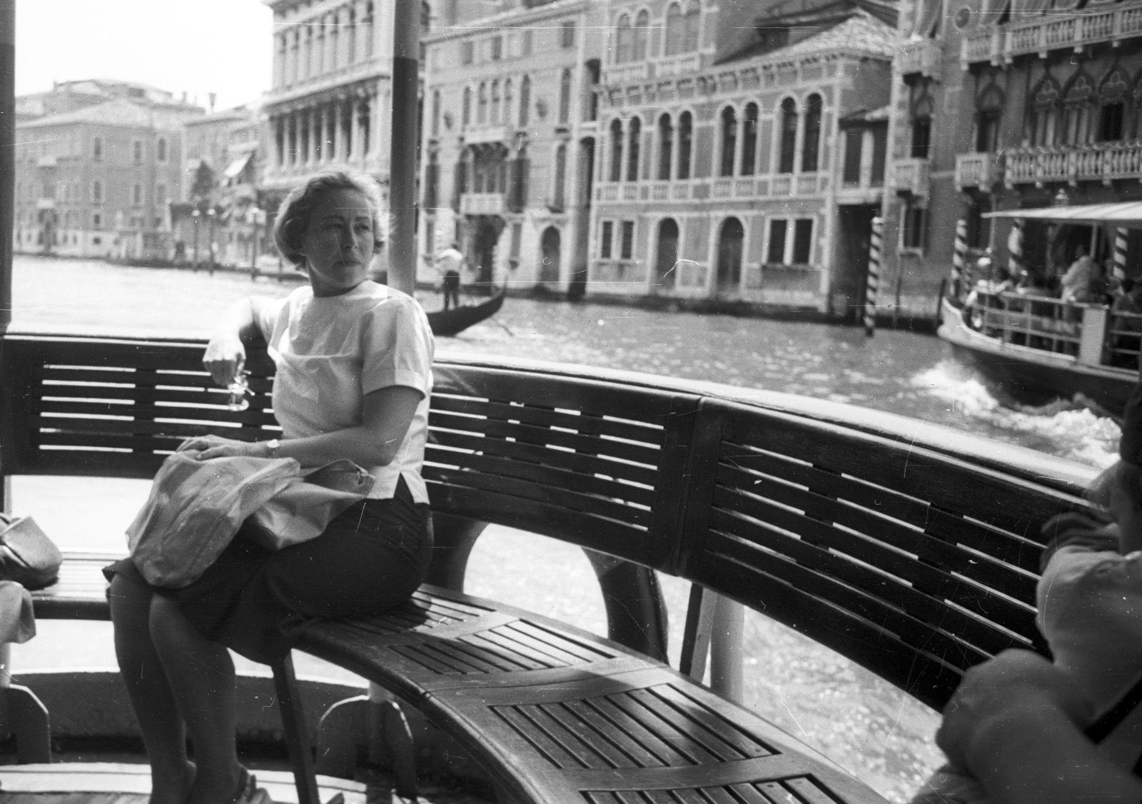 Italy, Venice, Canal Grande, a hölgy feje felett a Ca' Rezzonico., 1965, MZSL/Ofner Károly, ship, wrist watch, rowing boat, skirt, blouse, Fortepan #42027