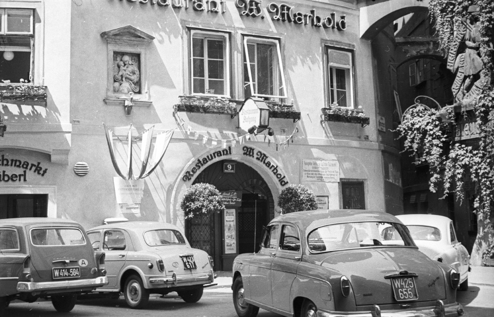 Ausztria, Bécs, Fleischmarkt, Wilhelm Marhold étterem., 1959, MZSL/Ofner Károly, étterem, repkény, automobil, rendszám, Opel Rekord P1, szoborfülke, Fiat 1100, Fiat 1400, országjelzés, Fortepan #42029