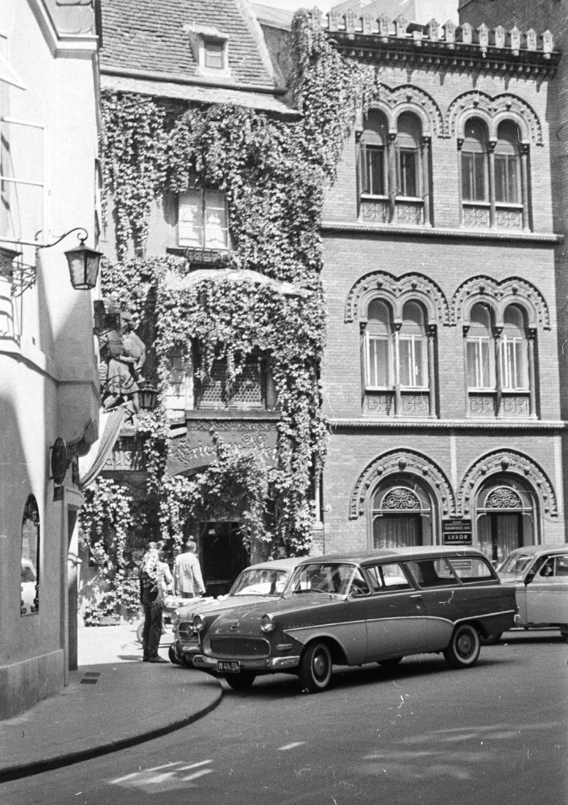 Ausztria, Bécs, Fleischmarkt, jobbra a Griechenkirche (Görög ortodox Szentháromság templom)., 1959, MZSL/Ofner Károly, német gyártmány, Opel-márka, automobil, Opel Rekord, Opel Rekord P1, Fortepan #42030