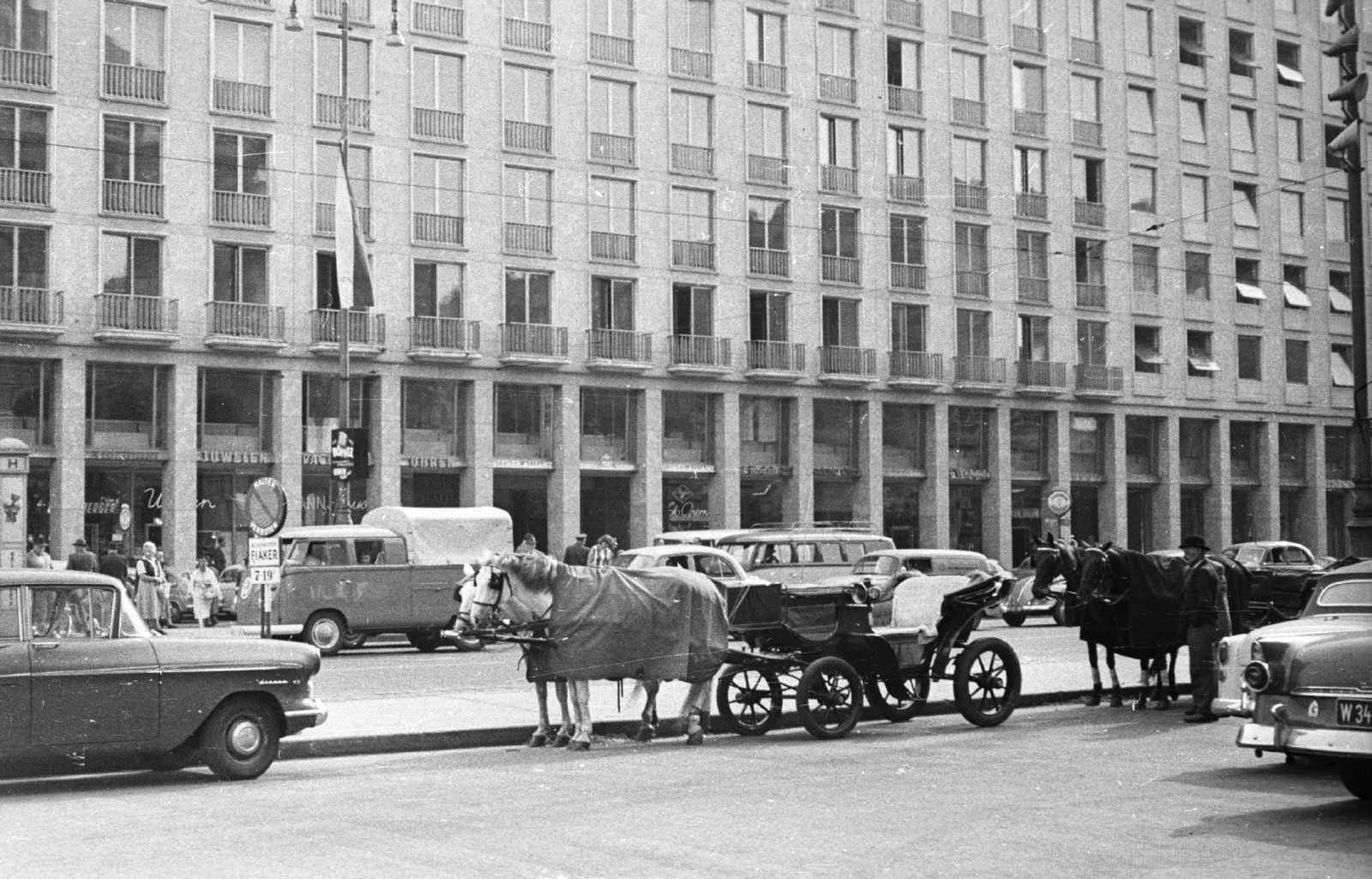 Austria, Vienna, az Opernringhof épülete, 1959, MZSL/Ofner Károly, Horse-drawn carriage, Volkswagen-brand, automobile, Fortepan #42031