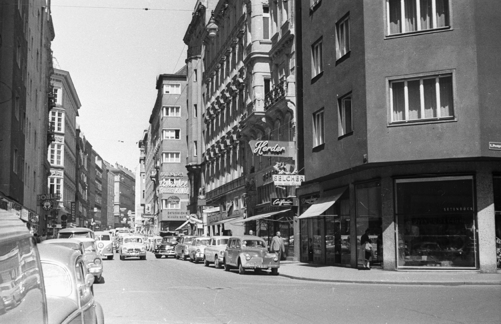 Ausztria, Bécs, Wollzeile, a Postgasse felől nézve, 1959, MZSL/Ofner Károly, neonreklám, Volkswagen-márka, automobil, Fortepan #42034