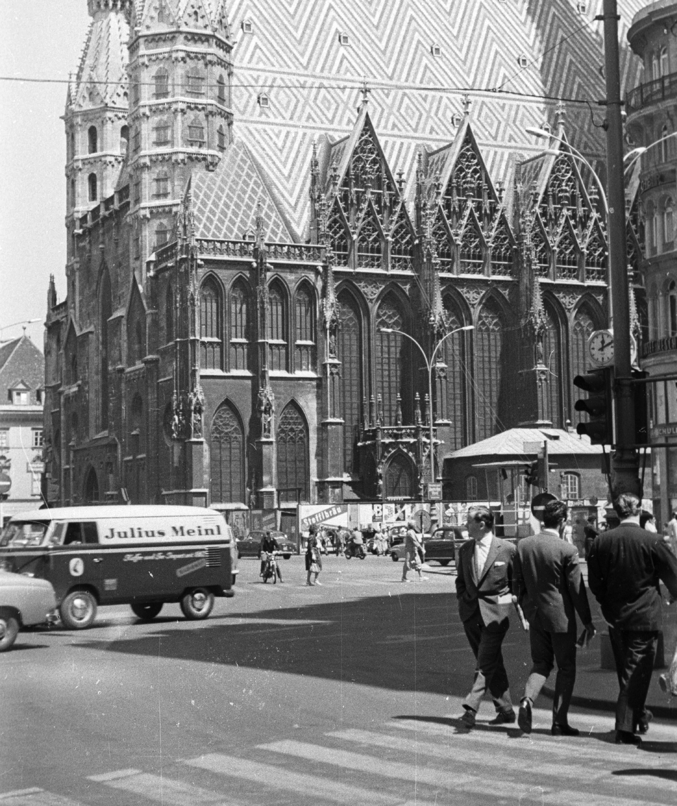 Austria, Vienna, Stephansplatz, Stephansdom / Szent István-székesegyház., 1959, MZSL/Ofner Károly, Volkswagen-brand, Catholic Church, gothic, Julius Meinl-brand, Cathedral, pointed arch, crosswalk, Fortepan #42047