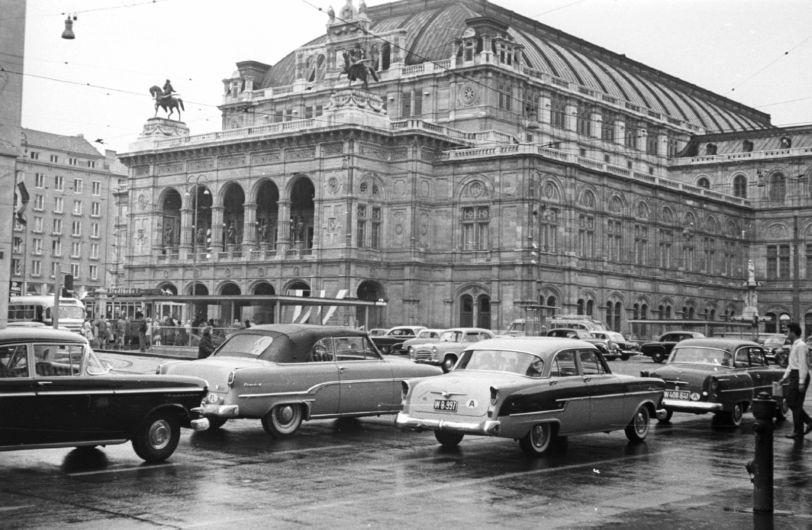 Austria, Vienna, Opernring, Operaház, 1959, MZSL/Ofner Károly, traffic, bus, Opel-brand, street view, tram, Renaissance Revival, tram stop, automobile, number plate, fire hydrant, country code sign, August Sicard von Sicardsburg-design, Eduard van der Nüll-design, Fortepan #42052