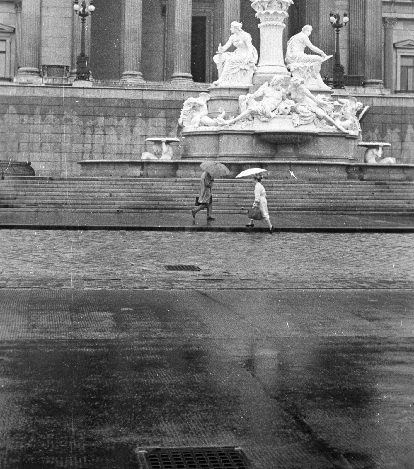 Austria, Vienna, Dr. Karl Renner-Ring, Pallasz Athéné-kút a Parlament előtt., 1959, MZSL/Ofner Károly, sculpture, street view, genre painting, umbrella, cobblestones, parliament, rain, manhole cover, Neoclassical architecture, Theophil Hansen-design, Fortepan #42053