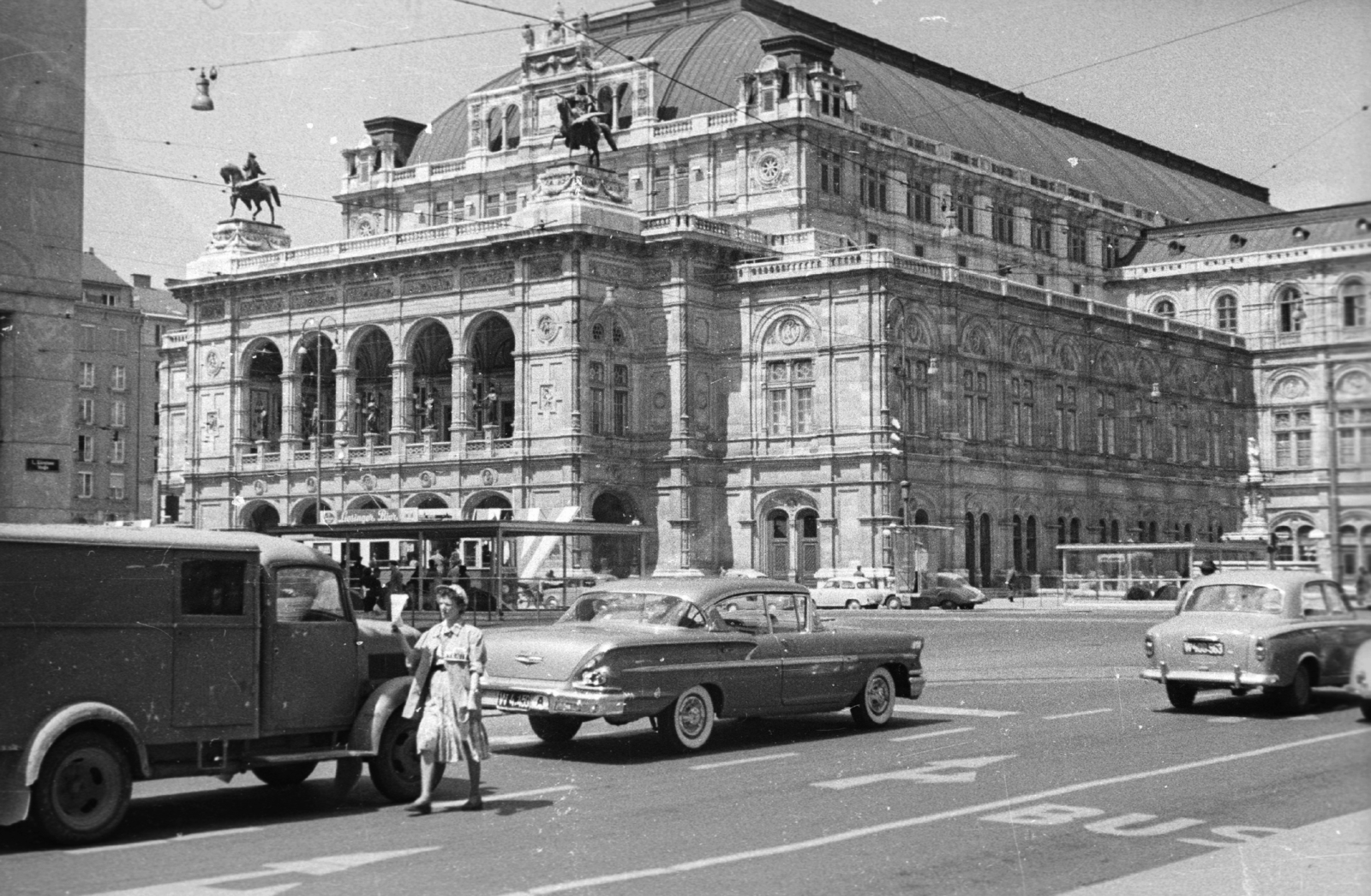 Austria, Vienna, Opernring, Operaház, 1959, MZSL/Ofner Károly, traffic, commercial vehicle, street view, genre painting, vendor, Renaissance Revival, tram stop, automobile, country code sign, August Sicard von Sicardsburg-design, Eduard van der Nüll-design, opera house, Fortepan #42057