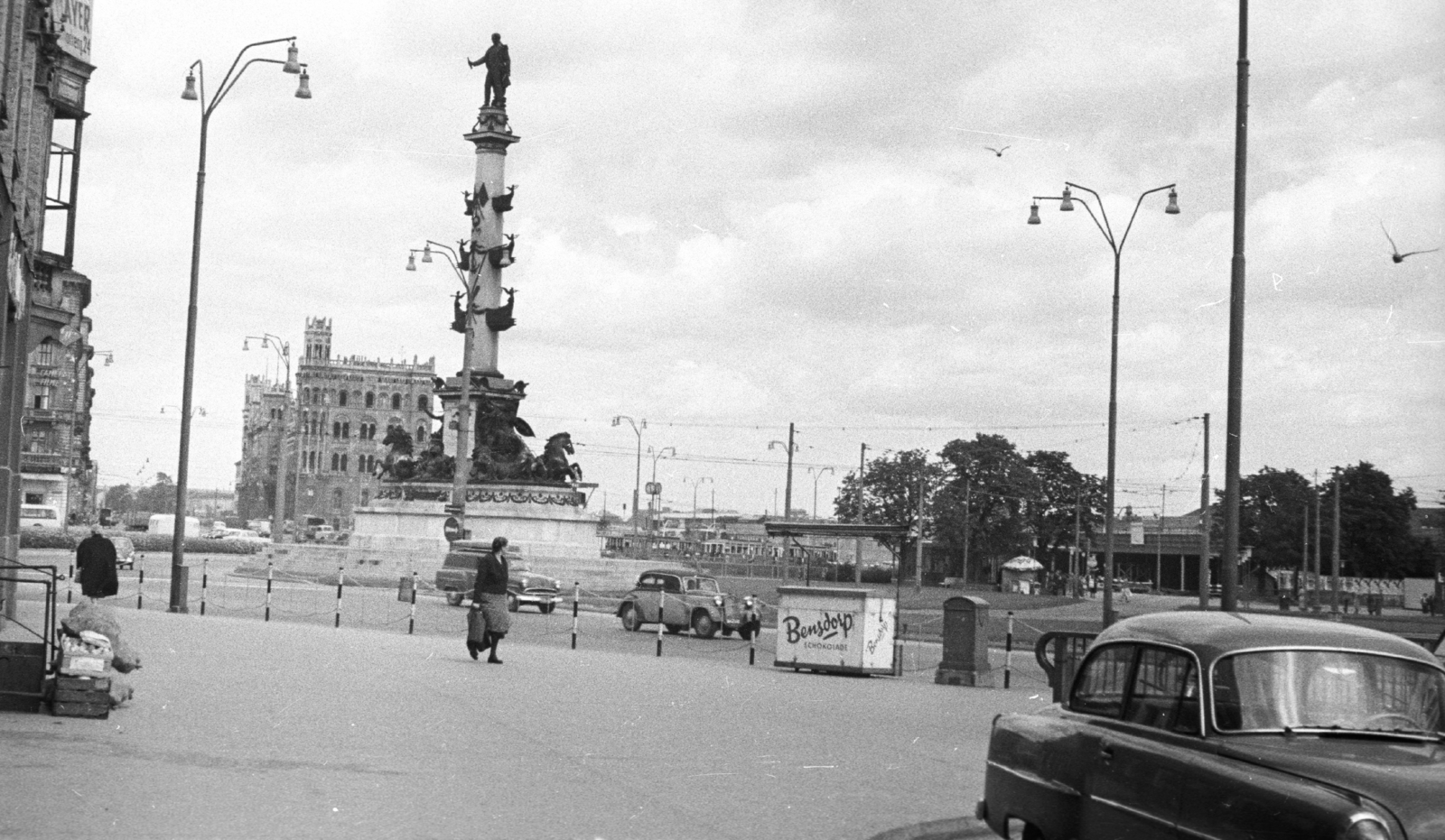 Austria, Vienna, Praterstern, Tegetthoff-emlékmű (Carl Kundmann, 1886.)., 1959, MZSL/Ofner Károly, traffic, street view, genre painting, lamp post, automobile, Fortepan #42060