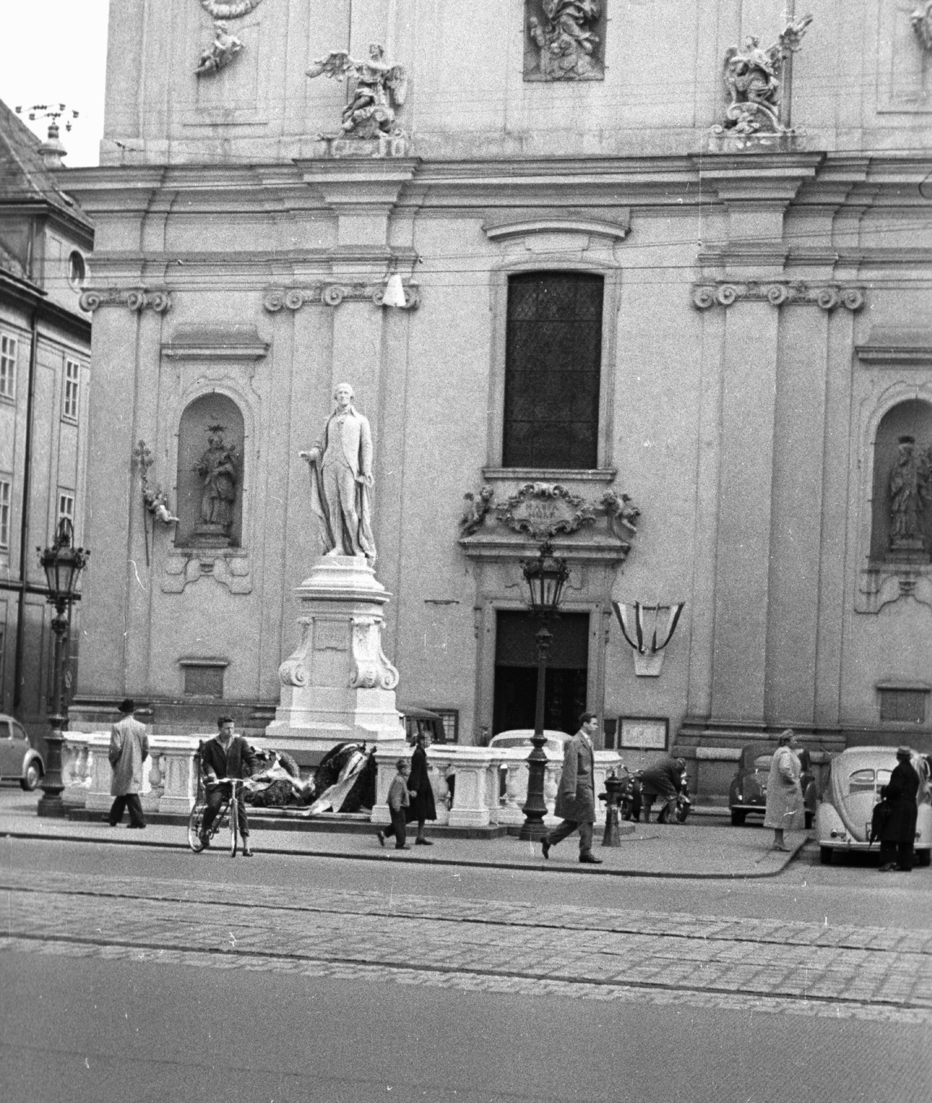 Austria, Vienna, Mariahilfer Strasse, a Mariahilfer Kirche főhomlokzata, 1959, MZSL/Ofner Károly, bicycle, church, sculpture, pedestrian, street view, Volkswagen Beetle, Joseph Haydn-portrayal, Fortepan #42072