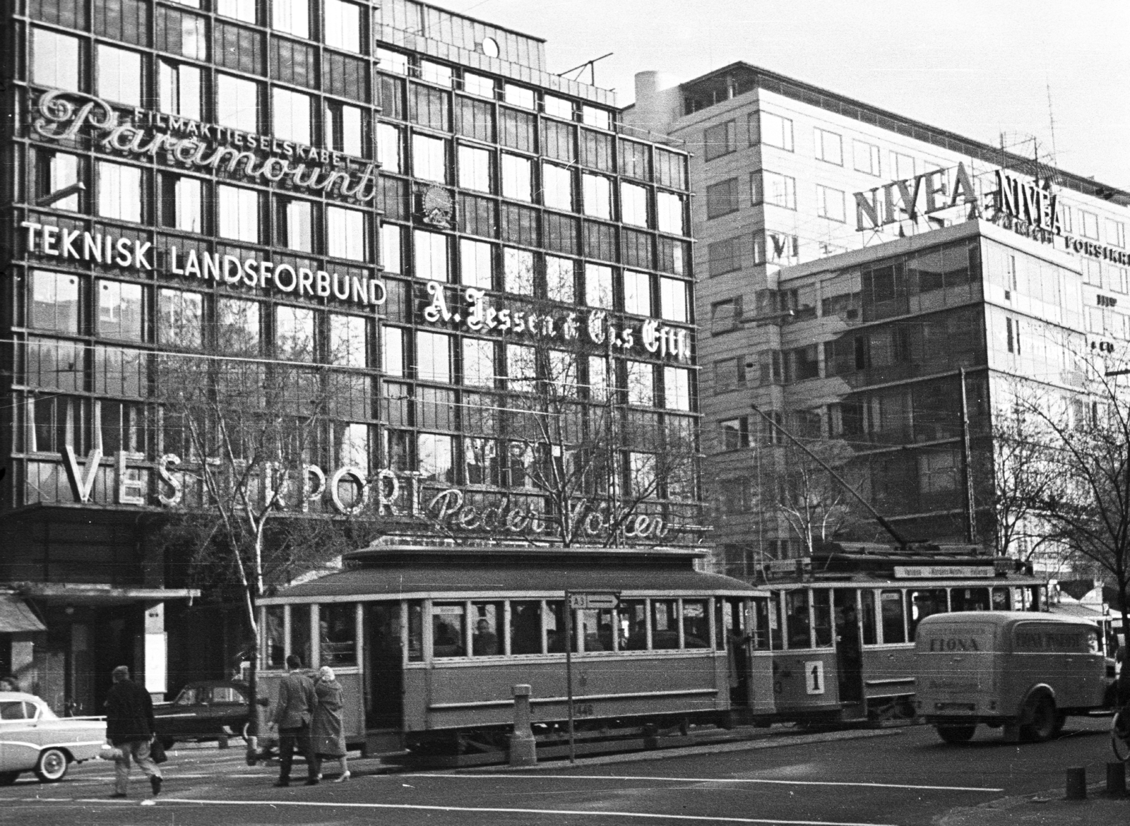 Denmark, Copenhagen, Vesterbrogade, Vesterport székháza a Trommesalen és a Meldahlsgade közötti szakaszon., 1961, MZSL/Ofner Károly, ad, traffic, street view, genre painting, tram, automobile, Nivea-brand, public transport line number, crosswalk, Fortepan #42078