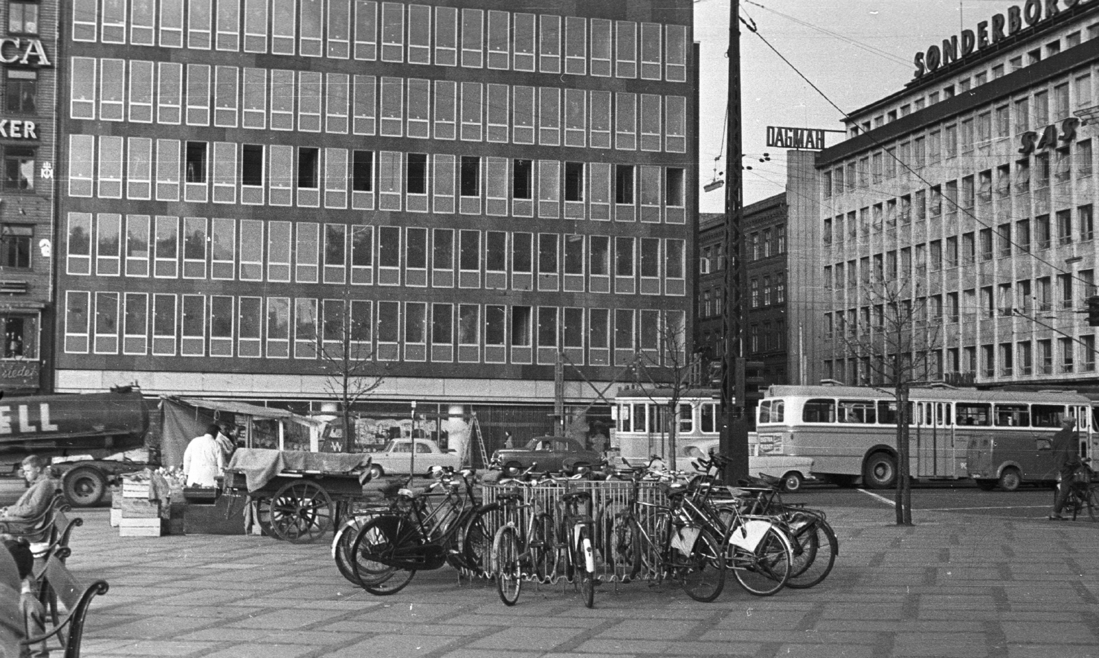 Denmark, Copenhagen, H. C. Andersens Boulevard és a Jernbanegade torkolata a Rådhuspladsen felől nézve., 1961, MZSL/Ofner Károly, bicycle, traffic, bus, street view, genre painting, tram, handbarrow, automobile, Mercedes W120, seller, SAS airline, bicycle holder, Fortepan #42084