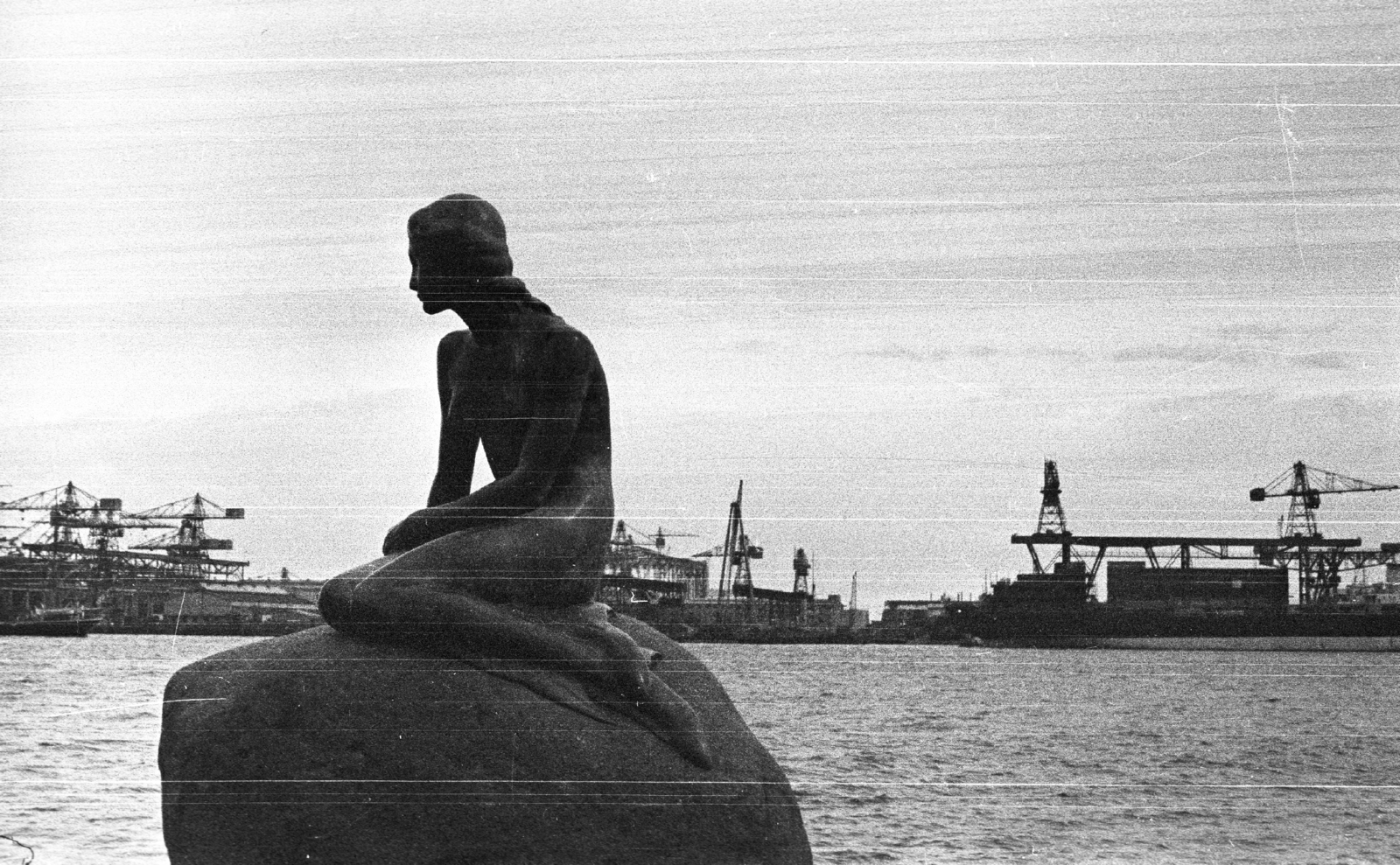 Denmark, Copenhagen, kikötő, előtérben a kis hableány szobra., 1961, MZSL/Ofner Károly, sculpture, port, Little Mermaid-portrayal, crane, Fortepan #42088