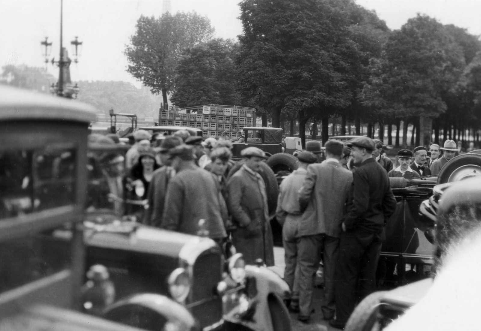 France, Paris, Avenue Winston Churchill (Avenue Nicolas II.) a Cours la Reine (Quai Albert I.) felé nézve., 1931, MZSL/Ofner Károly, transport, accident, automobile, Fortepan #42098