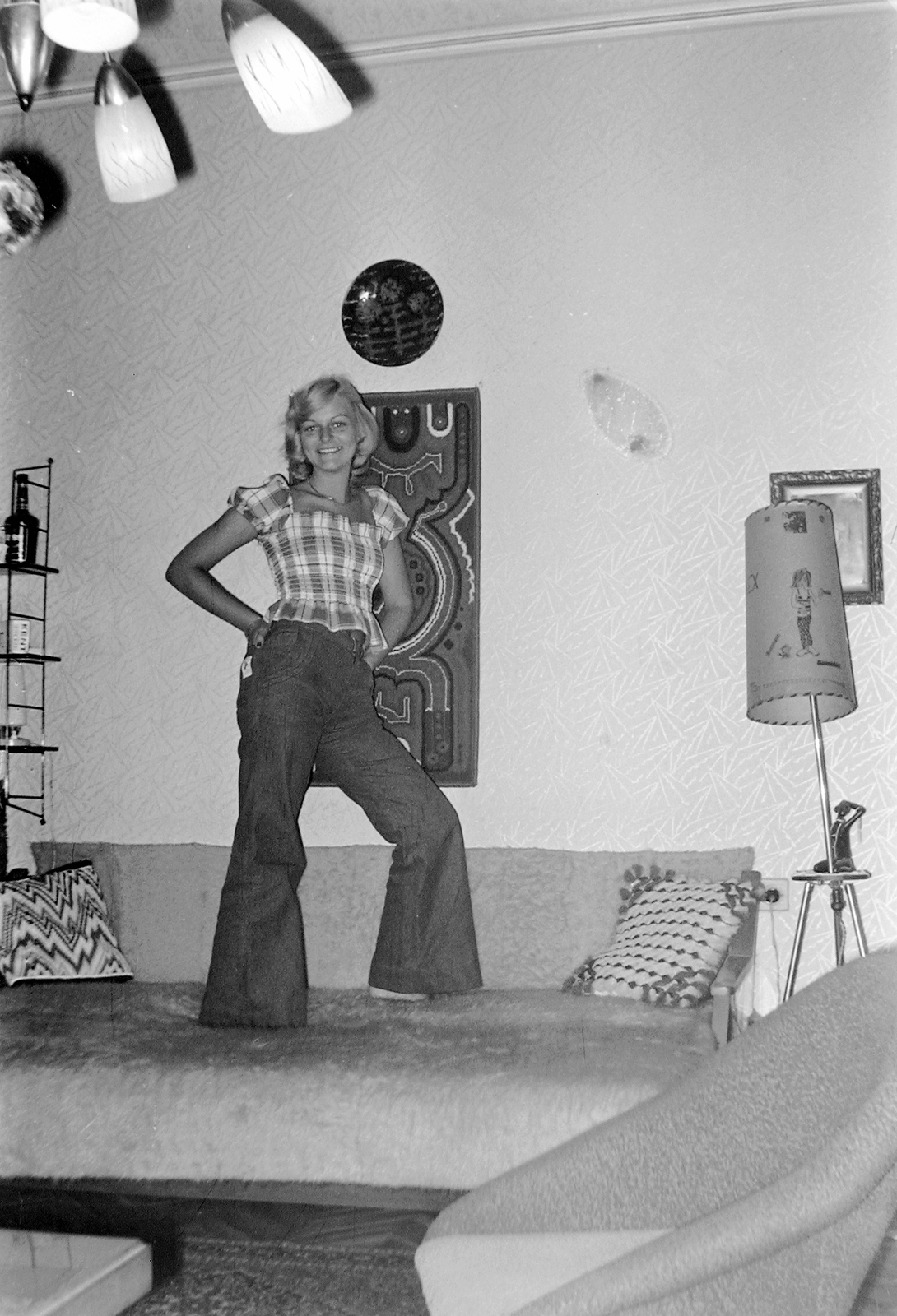 1977, Fortepan, portrait, light, smile, chandelier, woman, flared trousers, akimbo, Fortepan #4210
