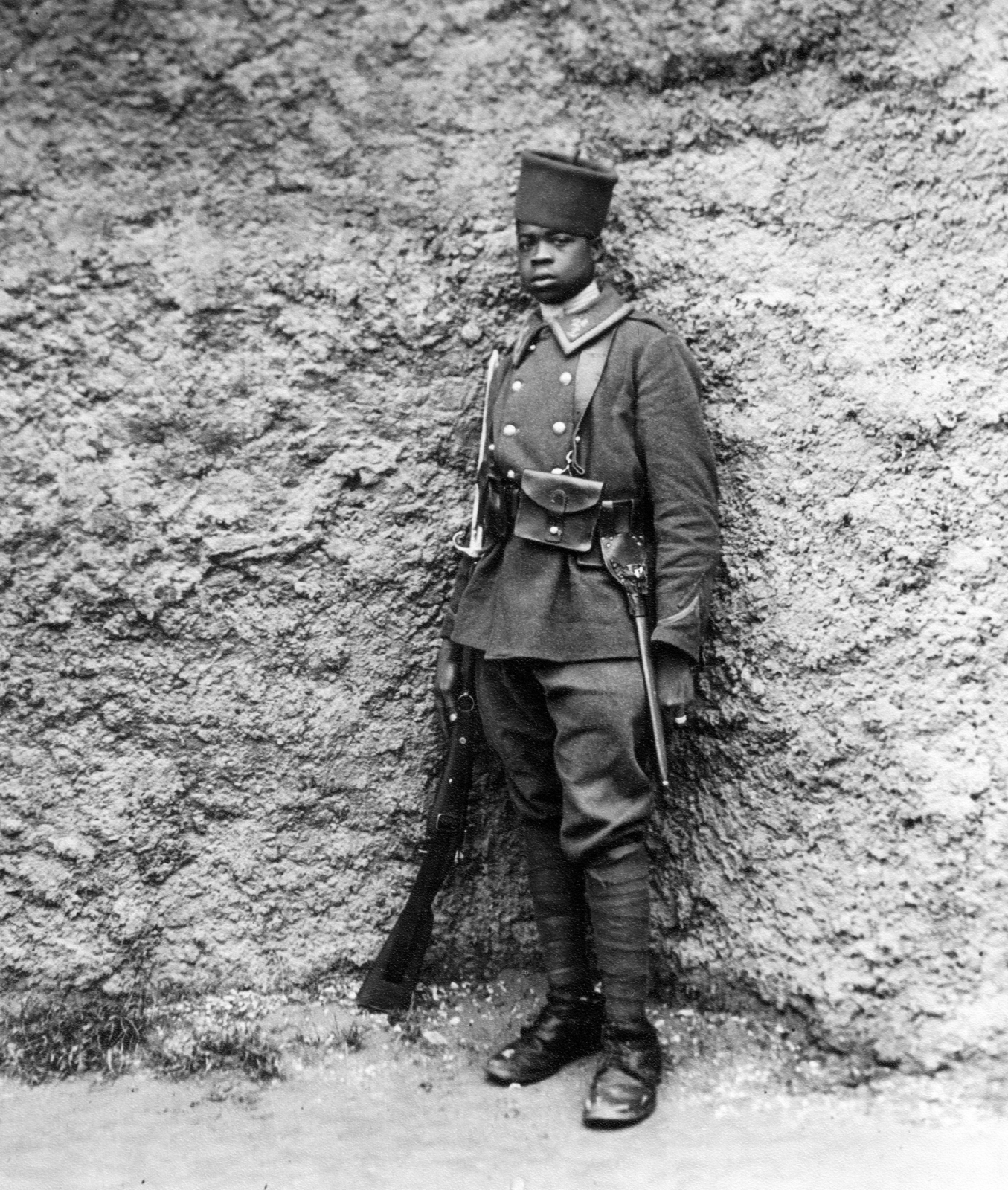 France, Paris, Gyarmati Kiállítás (Exposition Coloniale)., 1931, MZSL/Ofner Károly, uniform, French solider, gun, Fortepan #42105
