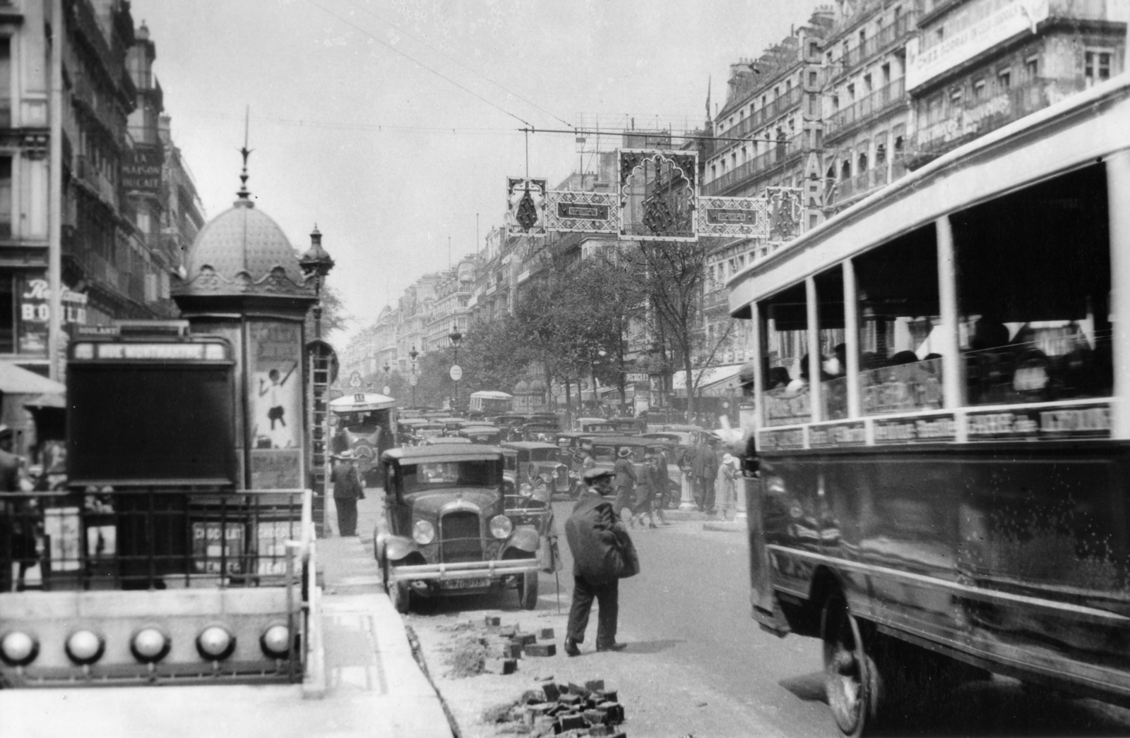 France, Paris, Boulevard Montmartre a Rue Montmartre kereszteződéstől nézve., 1931, MZSL/Ofner Károly, ad, traffic, bus, street view, genre painting, ad pillar, ladder, lamp post, automobile, Fortepan #42110