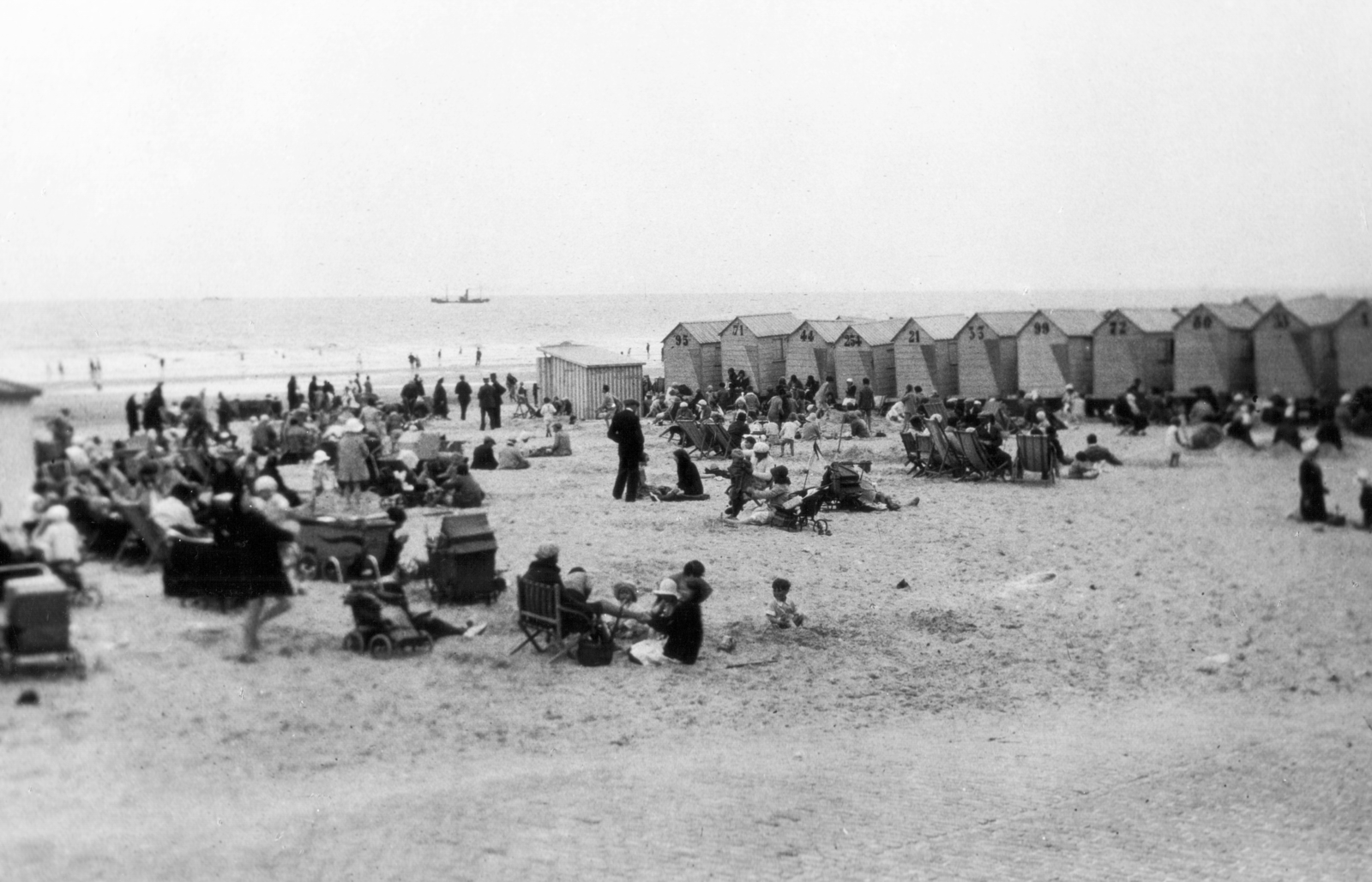 Belgium, Oostende, 1931, MZSL/Ofner Károly, beach, holiday, baby carriage, changing cabin, summer, sea, sand, Fortepan #42116