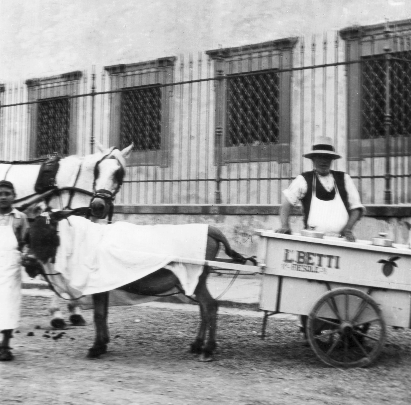 Italy, Fiesole, Piazza Mino da Fiesole, Püspöki Szeminárium épülete., 1933, MZSL/Ofner Károly, cart, ice cream seller, Fortepan #42143