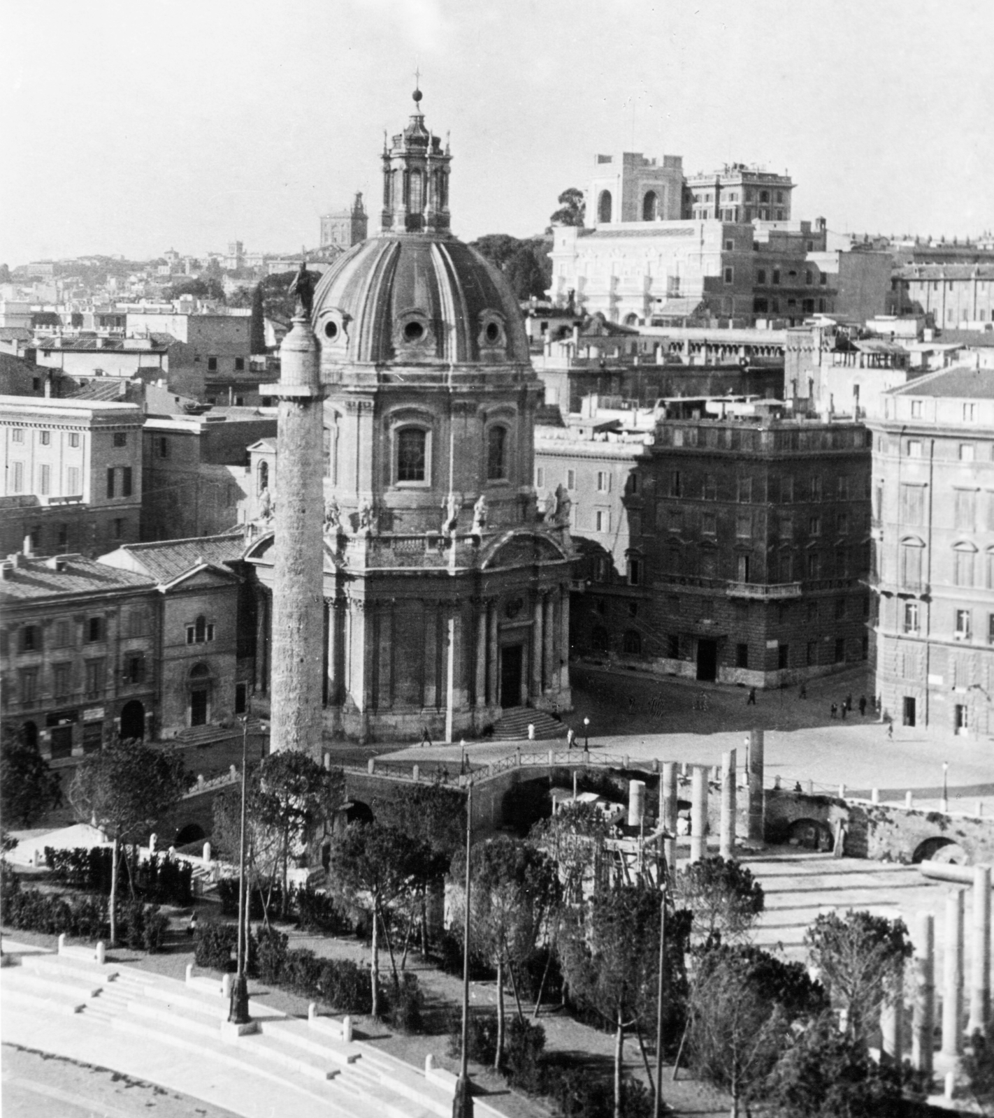 Olaszország, Róma, Traianus oszlopa és a Santissimo Nome di Maria al Foro Traiano templom. Jobbra Traianus fóruma., 1933, MZSL/Ofner Károly, templom, antik kultúra, Fortepan #42144