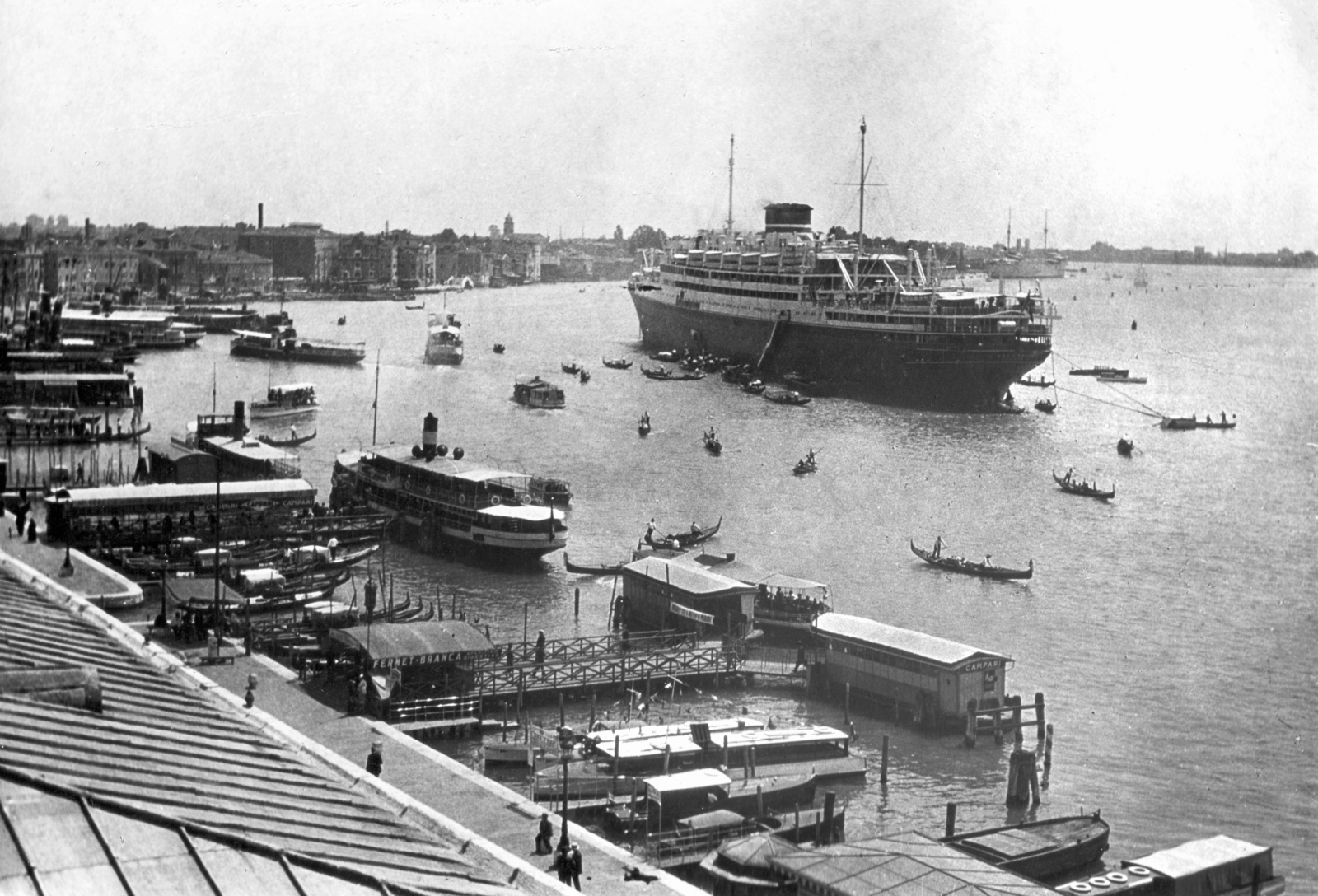 Italy, Venice, kilátás a Dózse palotából a Riva degli Schiavonin lévő hajókikötőre., 1933, MZSL/Ofner Károly, ship, rowing boat, Fortepan #42152