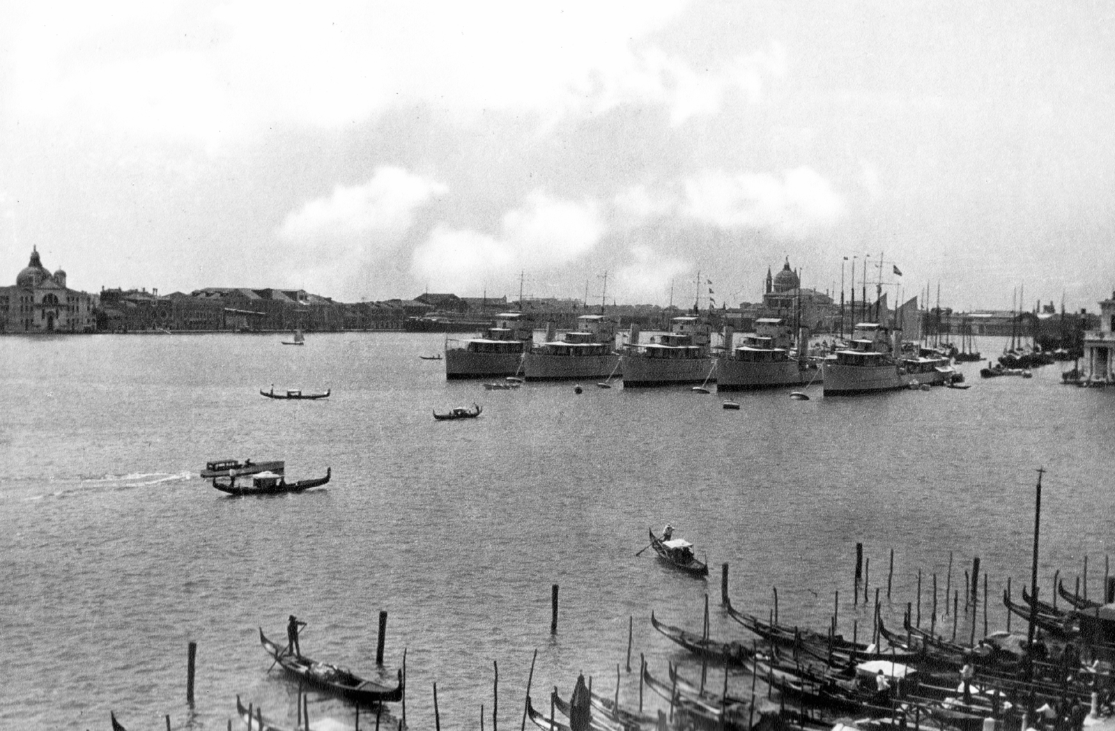 Olaszország, Velence, kilátás a Dózse-palotából a Szent Márk tér előtti öbölre, háttérben a Giudecca sziget épületei., 1933, MZSL/Ofner Károly, hajó, csónak, gondola, Fortepan #42153