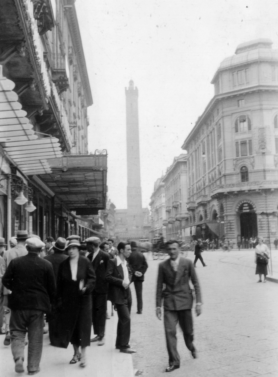 Italy, Bologna, Via Rizzoli, szemben az Asinelli-torony, 1933, MZSL/Ofner Károly, street view, genre painting, Fortepan #42155