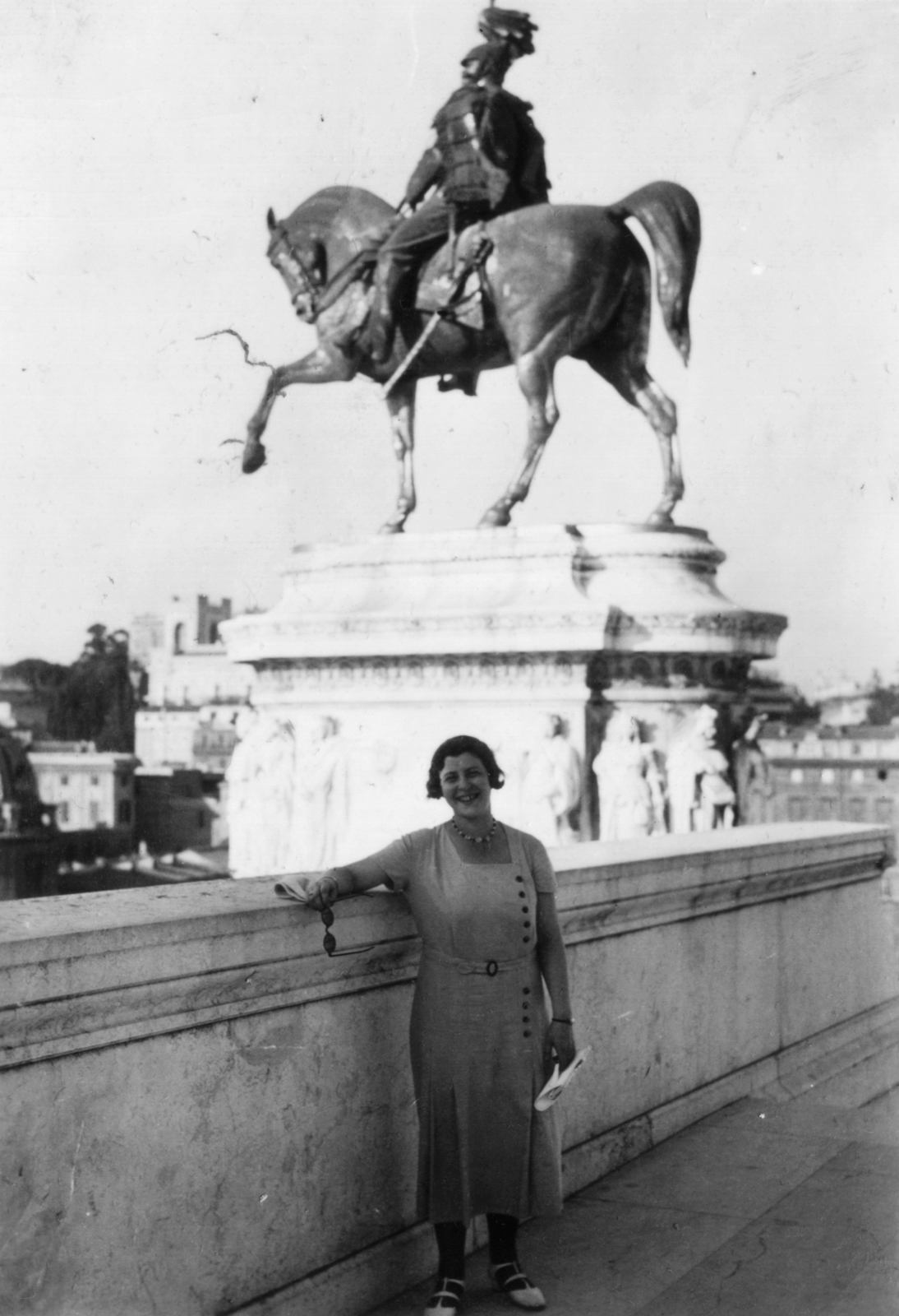Italy, Rome, II. Viktor Emánuel emlékműve., 1933, MZSL/Ofner Károly, portrait, sculpture, shades, necklace, lady, horse sculpture, summer dresses, Victor Emmanuel II-portrayal, Fortepan #42158