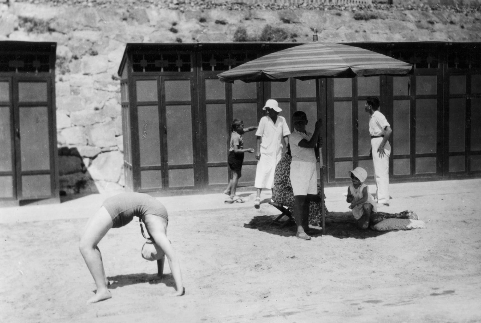 Olaszország, Sanremo, Strand., 1934, MZSL/Ofner Károly, kabinsor, torna, mutatvány, napernyő, Fortepan #42166
