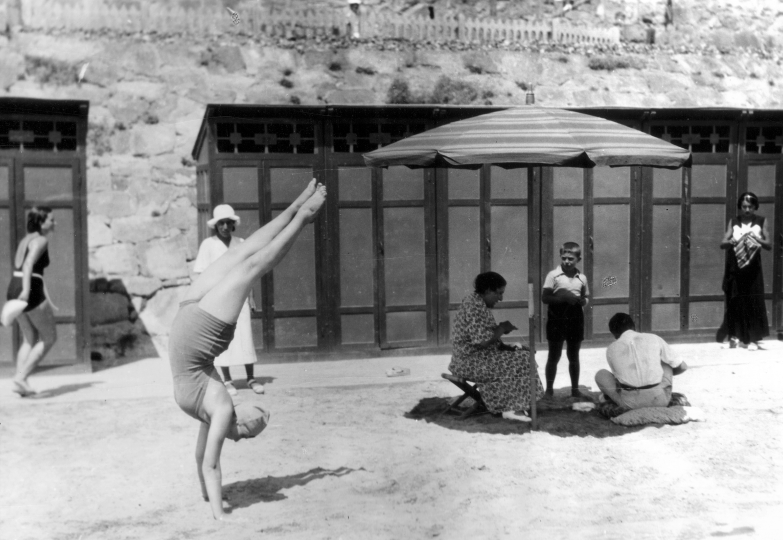 Italy, San Remo, Strand., 1934, MZSL/Ofner Károly, exercise, handstand, feat, sunshades, Fortepan #42167