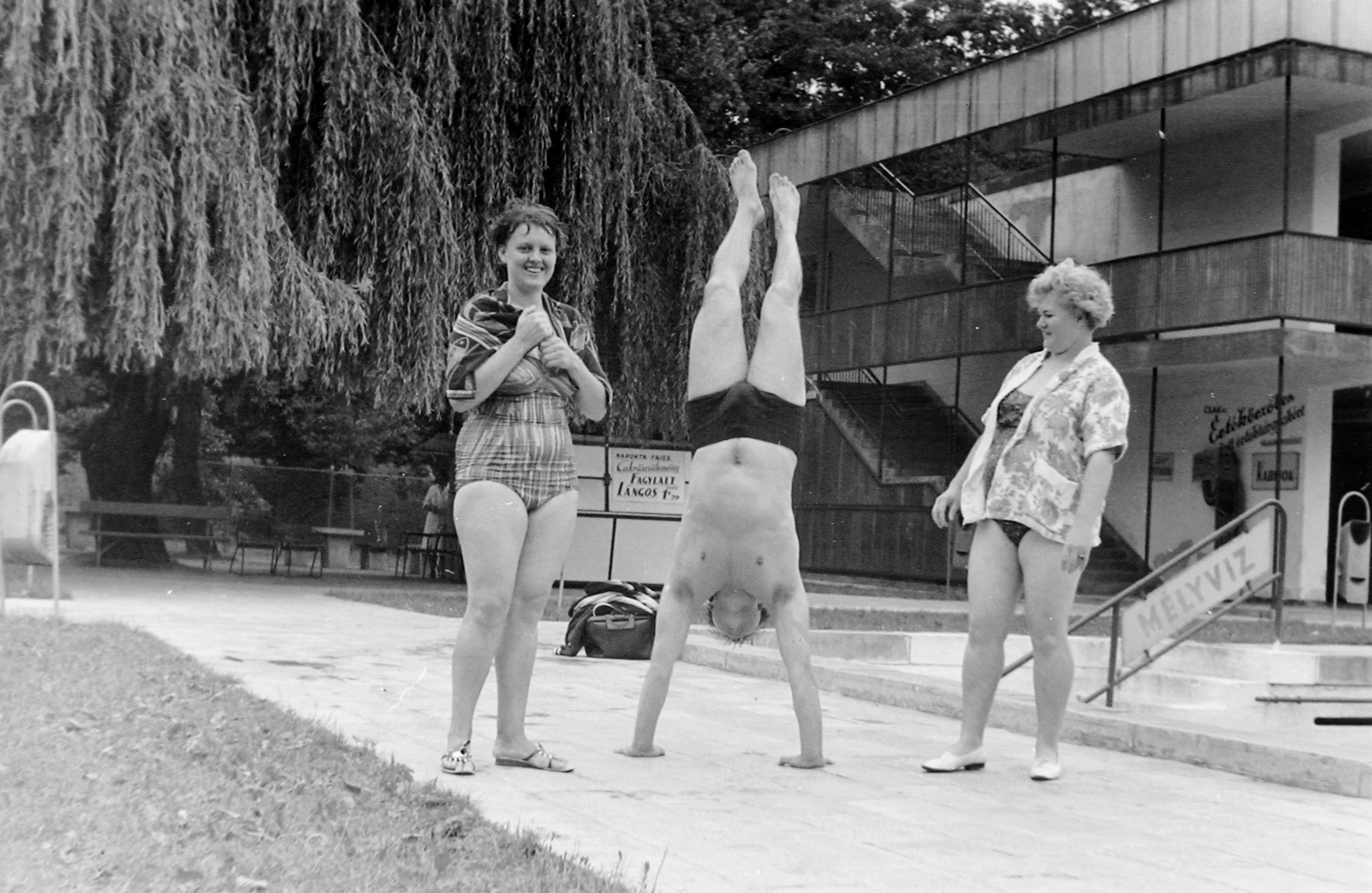 Magyarország, Miskolc,Miskolctapolca, strandfürdő., 1970, Fortepan, strand, utcabútor, fürdőruha, csoportkép, mosoly, tréfálkozás, mutatvány, kézenállás, Fortepan #4217