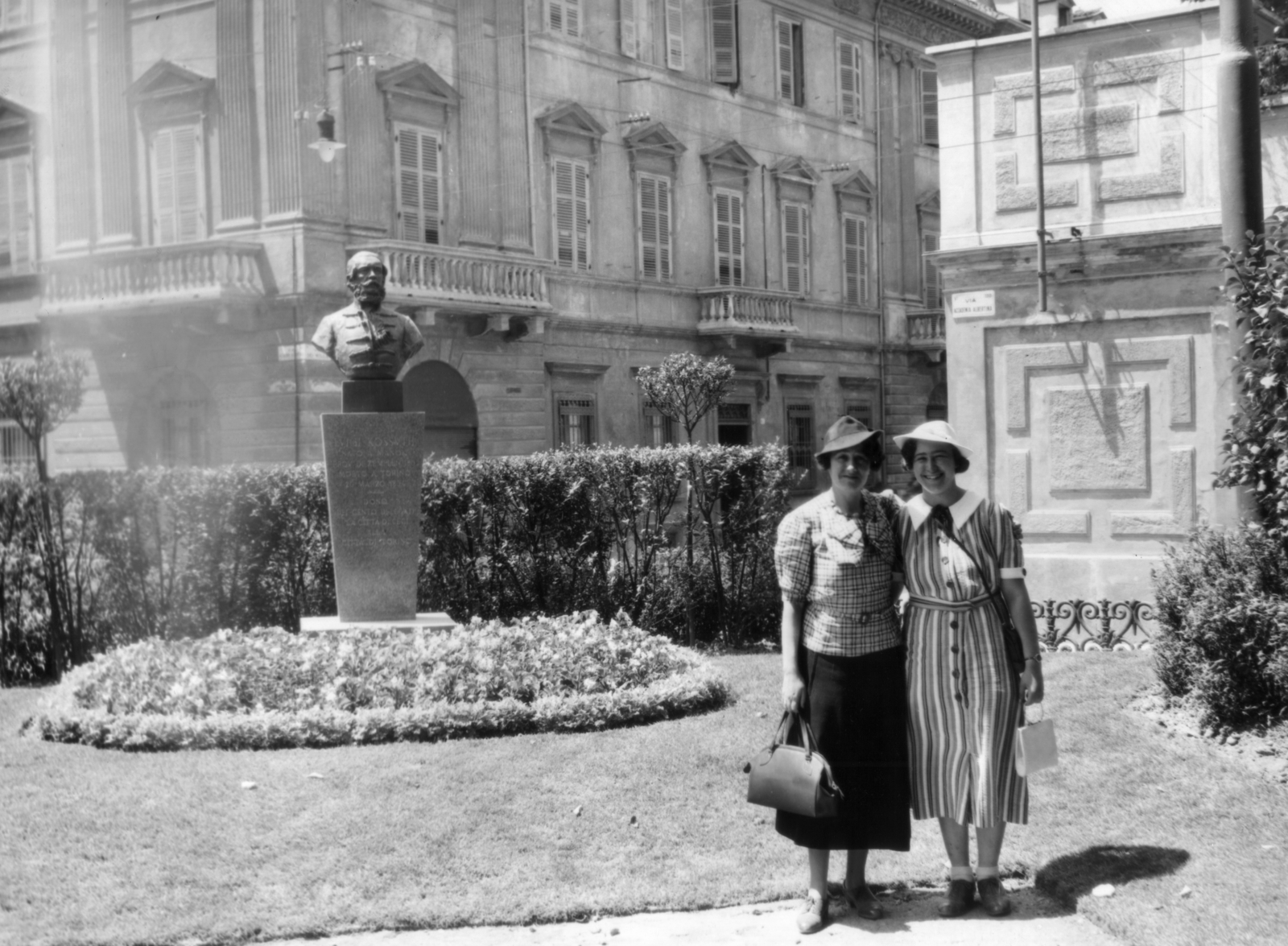 Italy, Turin, Giardino Aiuola Balbo, Kossuth Lajos szobra (Damkó József 1936.). Háttérben a via dei Mille és a Via dell'Accademia Albertina kereszteződése., 1936, MZSL/Ofner Károly, hat, sculpture, snocks, handbag, double portrait, lady, skirt, Lajos Kossuth-portrayal, summer dresses, blouse, belt, Fortepan #42223