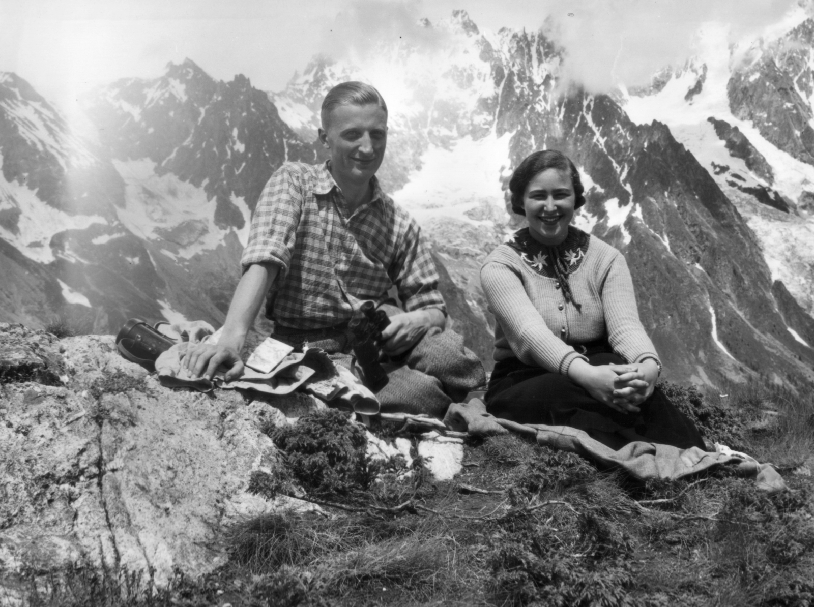 Italy, Courmayeur, Mont Chétif, háttérben a Mont Blanc-csoport délkelti lejtője., 1936, MZSL/Ofner Károly, excursion, picture, mountain, telescope, man, woman, double portrait, Mountaineering, intertwined fingers, Fortepan #42230
