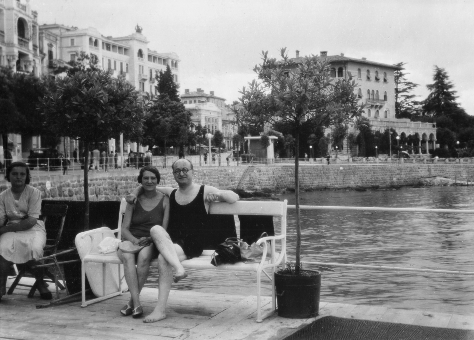 Croatia, Opatija, a háttérben jobbra a Jadran szálló (később Hotel Milenij)., 1937, MZSL/Ofner Károly, bench, arms around shoulders, Fortepan #42237