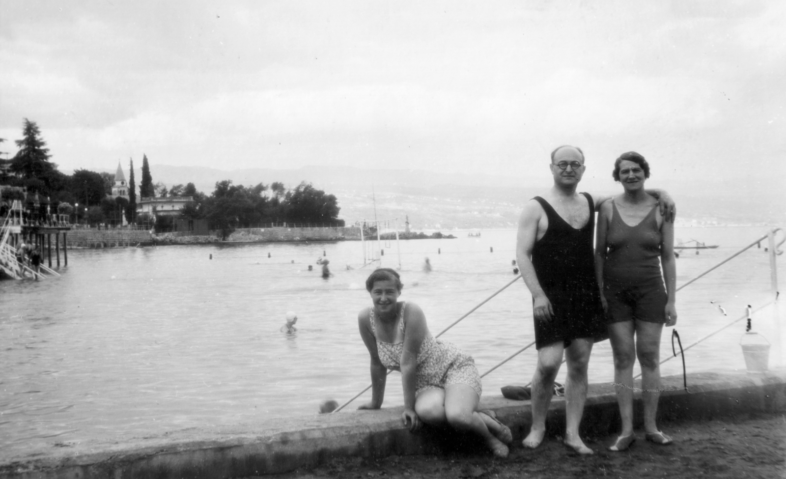 Croatia, Opatija, strand a tengerparton, háttérben balra a Szent Jakab templom tornya., 1937, MZSL/Ofner Károly, arms around shoulders, Fortepan #42238