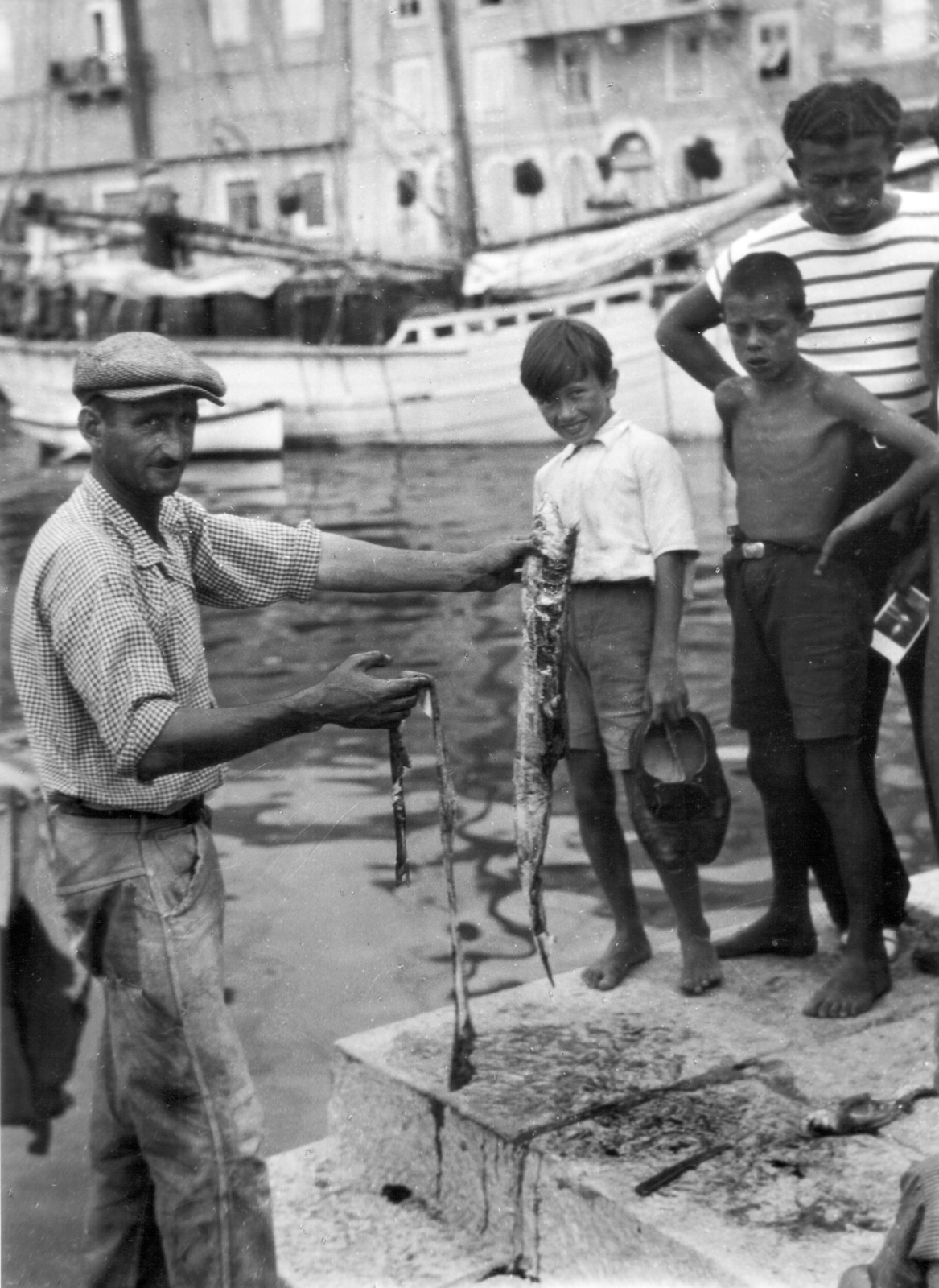 Croatia, Zengg, kikötő., 1937, MZSL/Ofner Károly, ship, sailboat, fishing, pride, port, fish, striped dress, Fortepan #42240