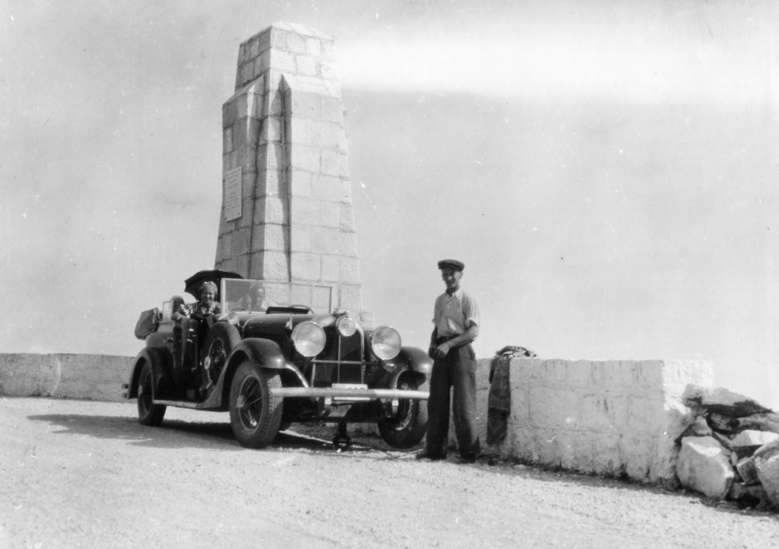 Montenegro, Brajići, a városban tartották az újonnan épült Cetinje - Budva közötti út átadási ünnepségét, ekkor leplezték le ebből az alkalomból az emlékoszlopot., 1937, MZSL/Ofner Károly, Yugoslavia, monument, automobile, Fortepan #42249