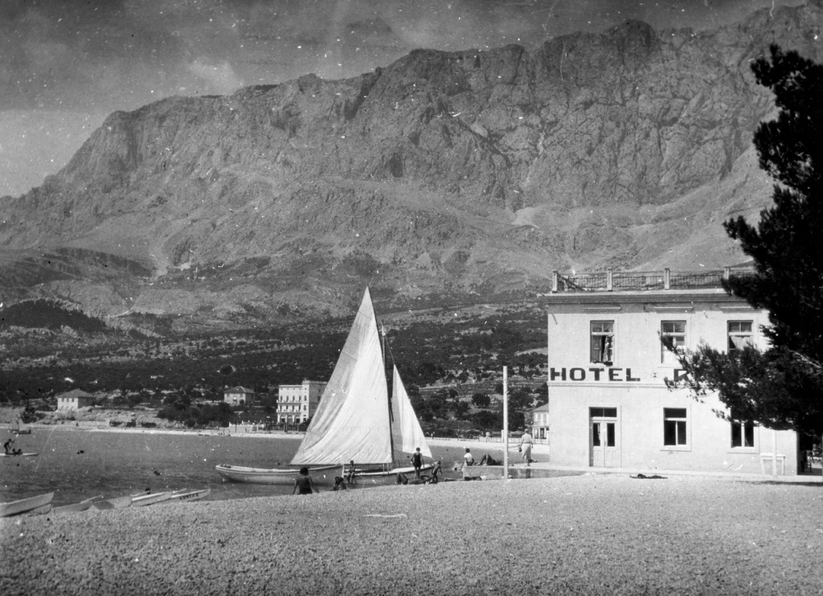 Croatia,Adriatic Sea, Makarska, Hotel Rivjera., 1937, MZSL/Ofner Károly, Yugoslavia, sailboat, hotel, Fortepan #42250