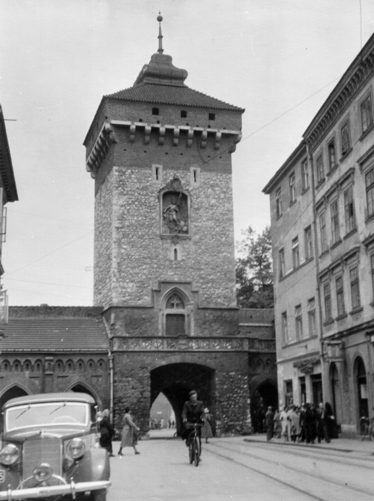 Poland, Kraków, Flórián kapu., 1939, MZSL/Ofner Károly, bicycle, street view, genre painting, automobile, gate tower, City gate, Saint Florian-portrayal, Fortepan #42302