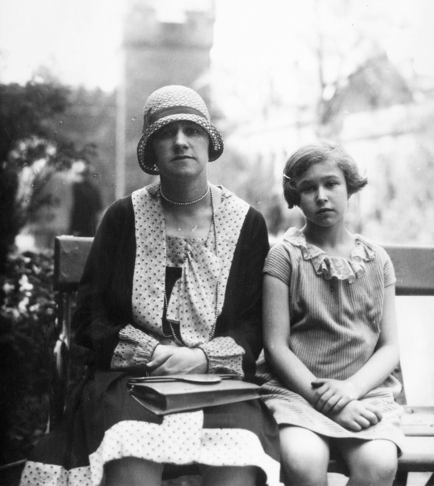 Hungary, Budapest XIV., 1929, MZSL/Ofner Károly, fashion, hat, woman, bench, double portrait, kid, Budapest, Fortepan #42312
