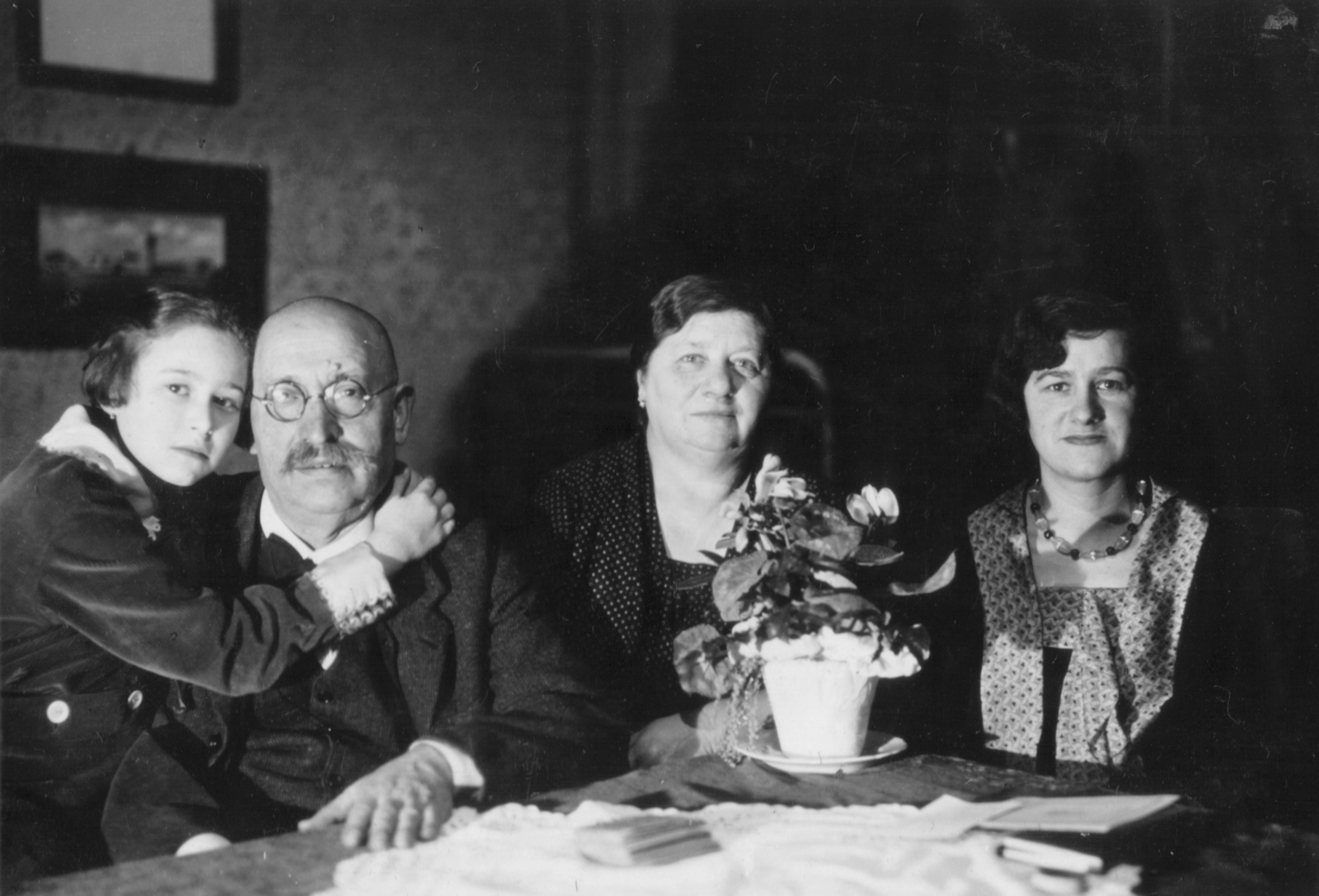 1930, MZSL/Ofner Károly, family, tableau, women, glasses, flower, man, kid, Fortepan #42325