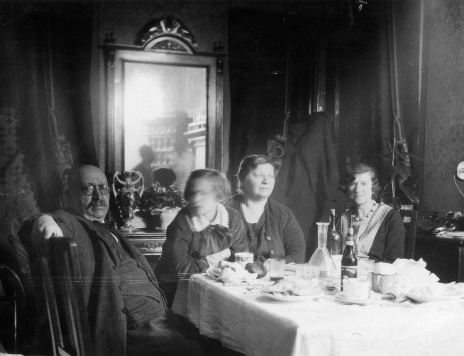 1930, MZSL/Ofner Károly, meal, tableau, women, mirror, drinking, man, kid, Fortepan #42326
