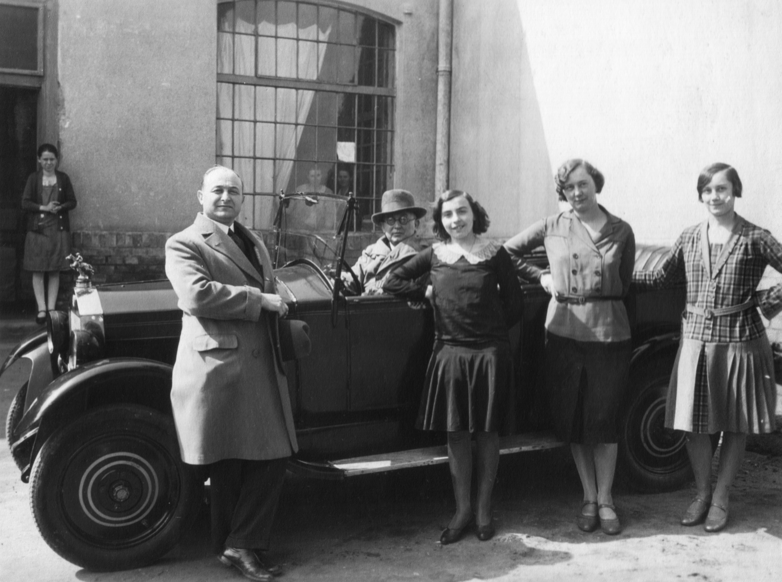 1930, MZSL/Ofner Károly, yard, tableau, women, men, Czech brand, girl, automobile, Fortepan #42331