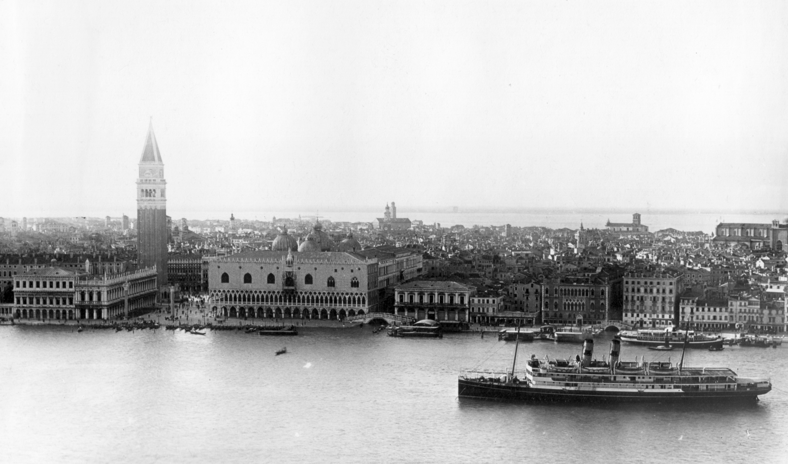 Olaszország, Velence, San Giorgio Maggiore sziget, látkép a San Giorgio Maggiore-templom harangtornyából. Balra a Szent Márk tér és a Dózse-palota., 1930, MZSL/Ofner Károly, hajó, látkép, palota, gőzhajó, könyvtár, székesegyház, harangtorony, Fortepan #42336