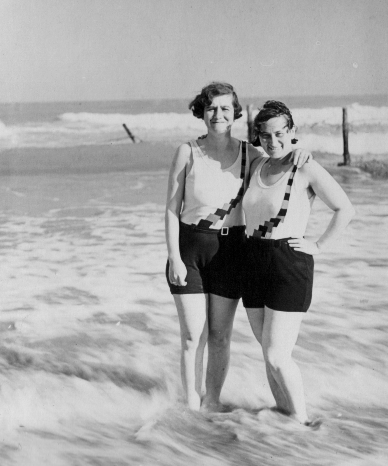 Italy, Venice, Lido., 1930, MZSL/Ofner Károly, arms around shoulders, Fortepan #42341