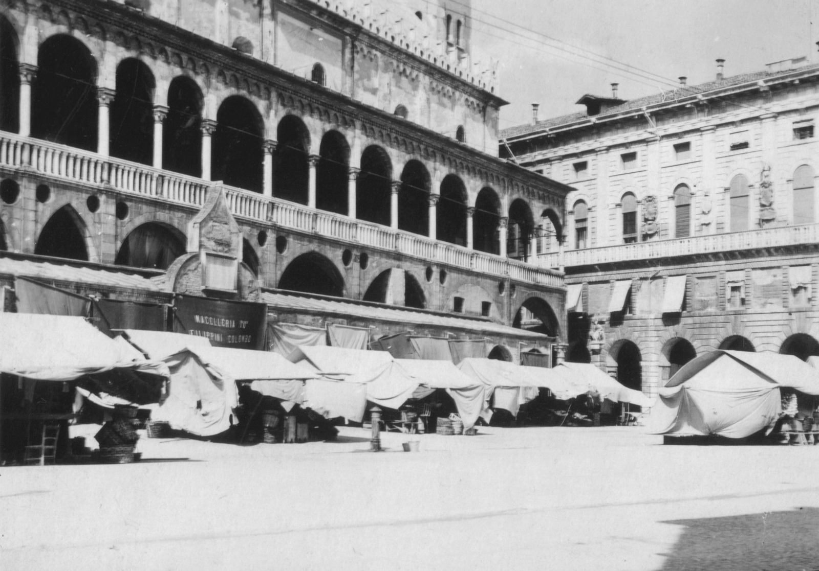 Italy, Padua, Piazza delle Erbe (Füvek tere). Jobbra a Palazzo della Ragione (Igazság palotája)., 1930, MZSL/Ofner Károly, archway, tilt, tent, Fortepan #42347