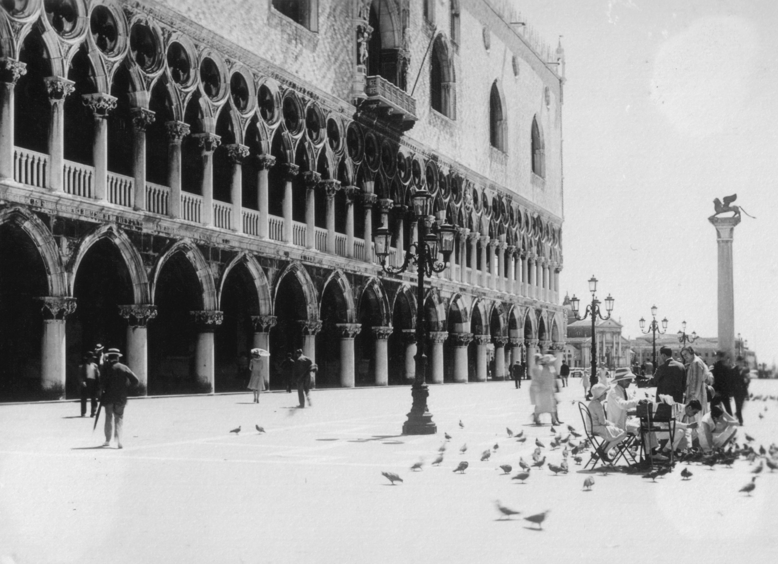 Italy, Venice, Szent Márk tér, Dózse-palota, jobbra a gránitoszlopon Velence jelképe, a szárnyas oroszlán., 1930, MZSL/Ofner Károly, square, palace, pillar, winged lion-portrayal, Fortepan #42355