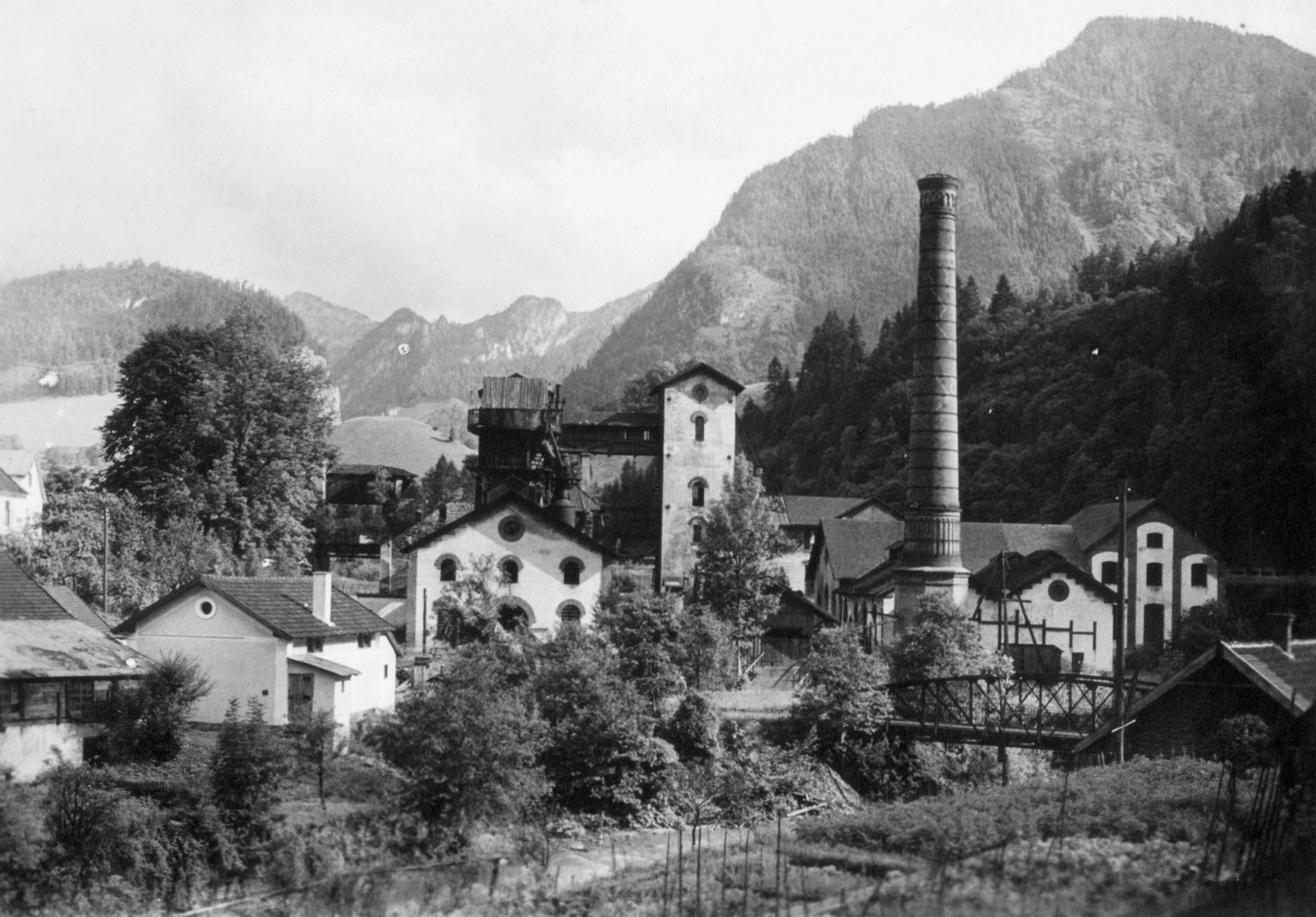 Austria, 1887-ben alapított kohászati (nagyolvasztó) üzem., 1930, MZSL/Ofner Károly, bridge, picture, chimney, mountain, Fortepan #42366