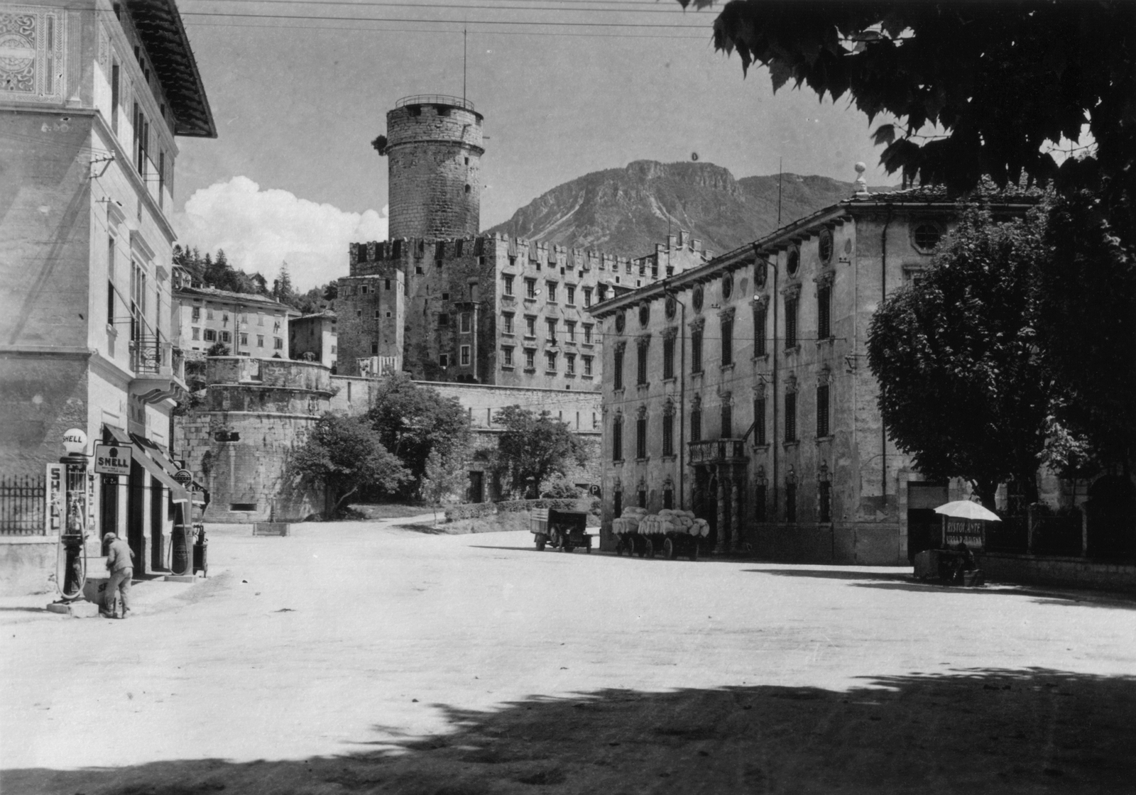 Olaszország, Trento, a Buonconsiglio-kastély (Castello del Buonconsiglio)., 1930, MZSL/Ofner Károly, benzinkút, vár, torony, gótika, reneszánsz, galéria, Shell-márka, Fortepan #42375