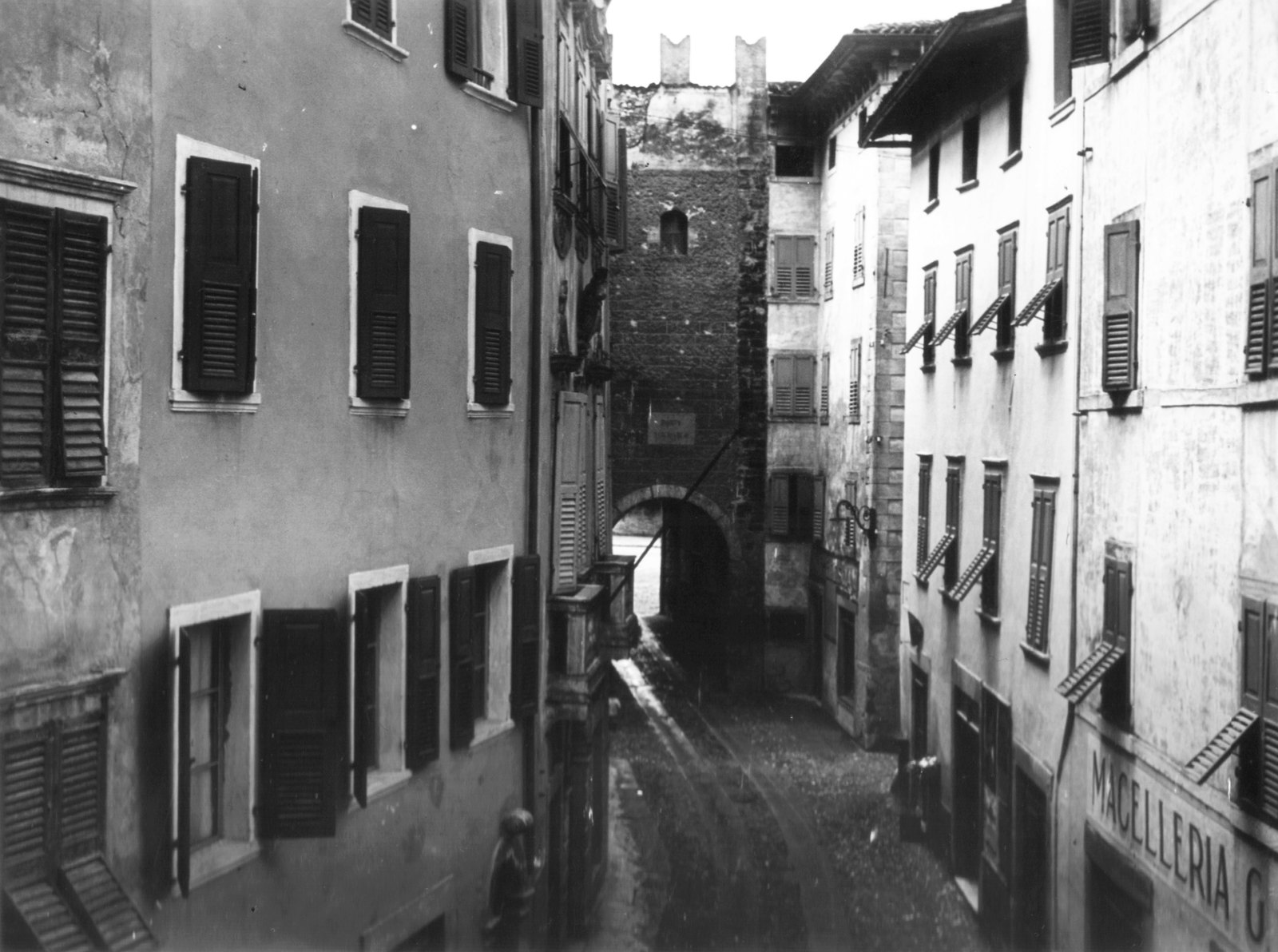 Olaszország, Riva del Garda, Via Fiume, szemben a porta San Marco., 1930, MZSL/Ofner Károly, Fortepan #42377